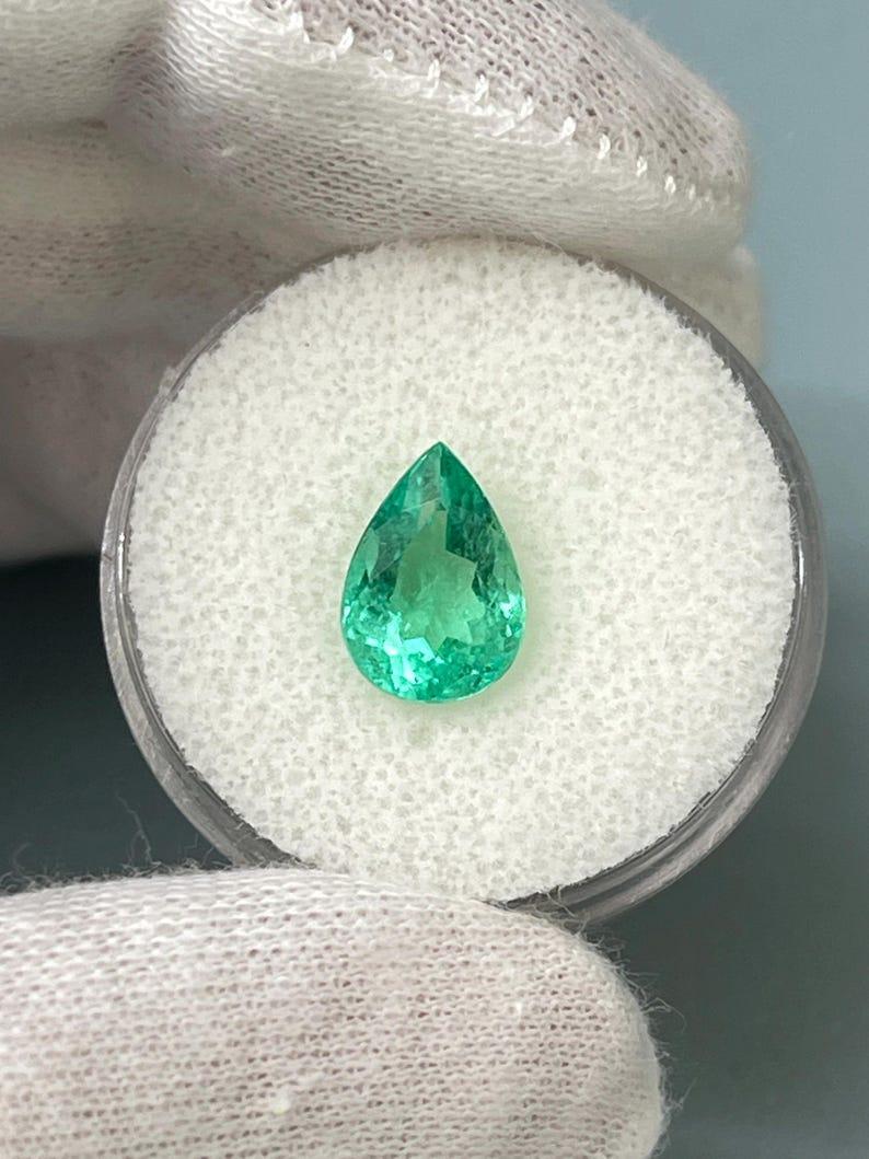Moderne Émeraude de Colombie taille poire, 2,41 carats 10,5x7,5, vert bleuté pastel en vente