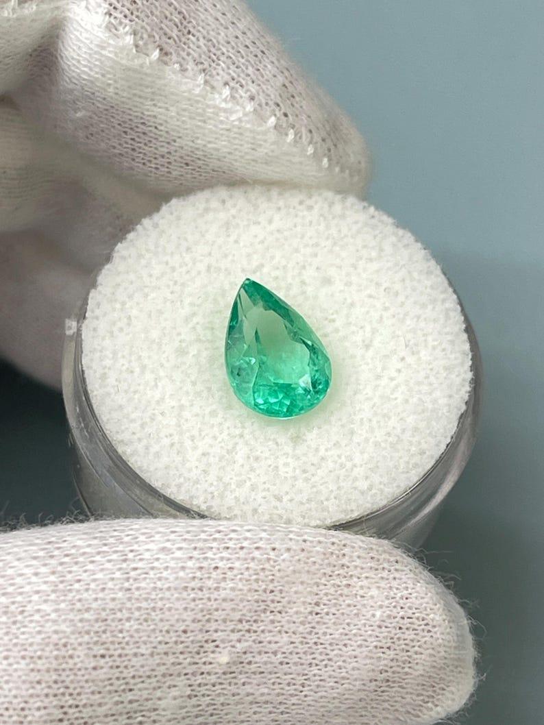 Taille poire Émeraude de Colombie taille poire, 2,41 carats 10,5x7,5, vert bleuté pastel en vente