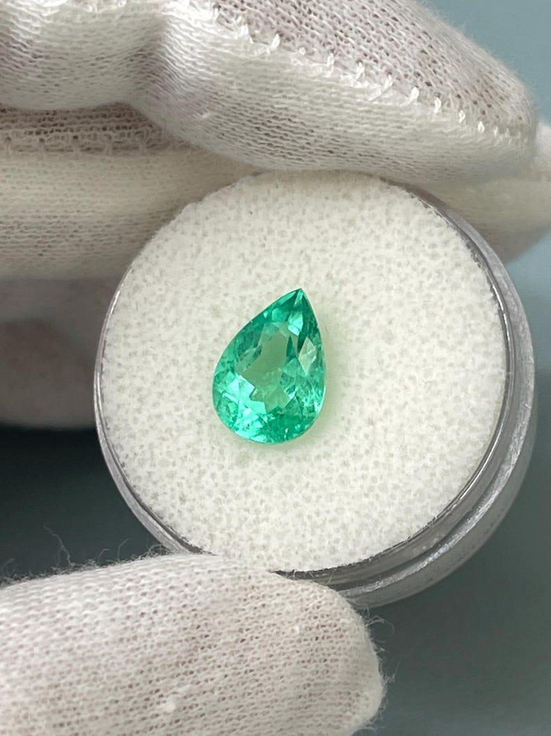 Émeraude de Colombie taille poire, 2,41 carats 10,5x7,5, vert bleuté pastel Neuf - En vente à Jupiter, FL