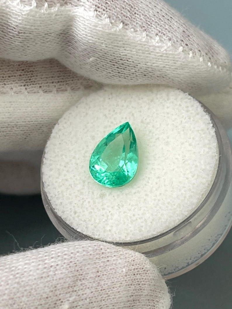 Émeraude de Colombie taille poire, 2,41 carats 10,5x7,5, vert bleuté pastel Pour femmes en vente