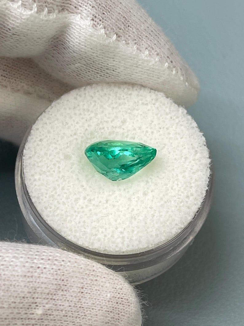 Émeraude de Colombie taille poire, 2,41 carats 10,5x7,5, vert bleuté pastel en vente 1