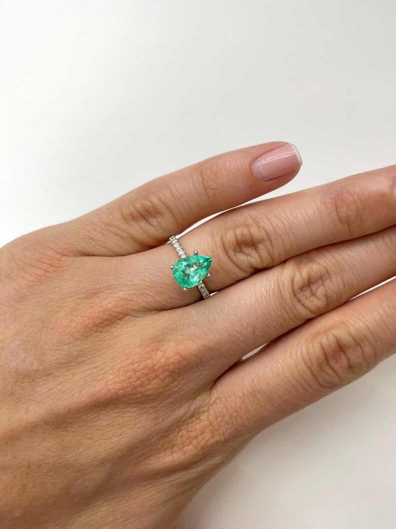 Émeraude de Colombie taille poire, 2,41 carats 10,5x7,5, vert bleuté pastel en vente 2