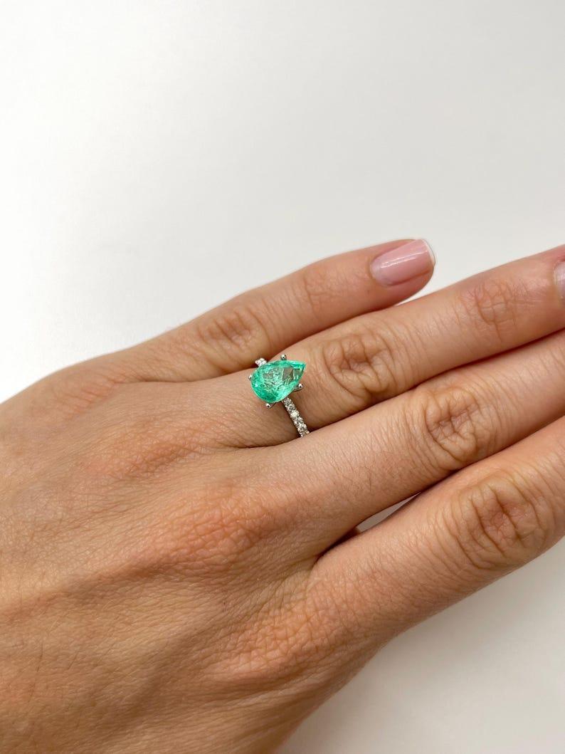 Émeraude de Colombie taille poire, 2,41 carats 10,5x7,5, vert bleuté pastel en vente 3