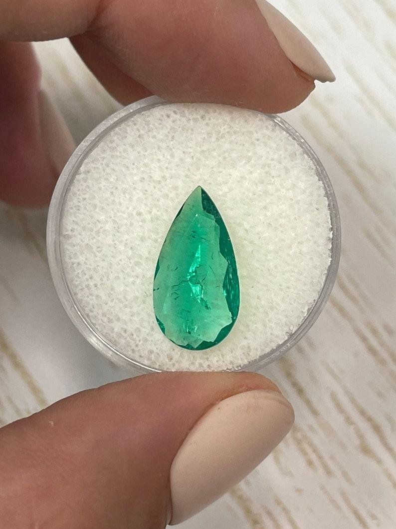 A. Stone: Smeraldo
Peso: 2,41 carati
Forma: Taglio a pera
Chiarezza: Trasparente
Lucentezza: Molto buono
Colore: verde medio chiaro
Misure: 16,11 mm x 8,59 mm x 2,81 mm
Origine geografica: Colombia
Trattamento: Naturale, oliatura

Commenti: A causa