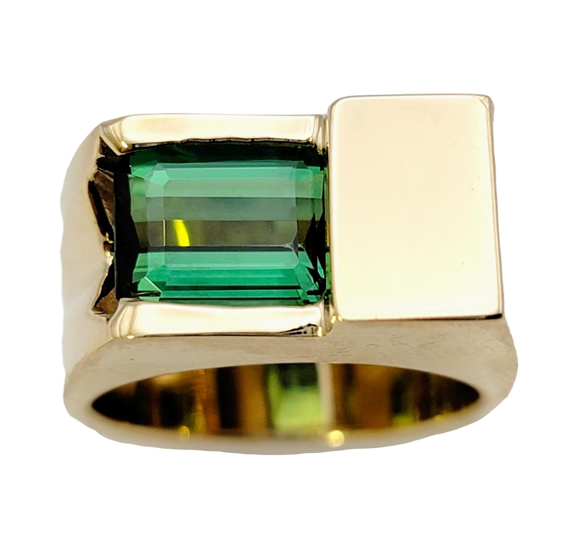 Taille de l'anneau : 7

Superbe bague contemporaine en tourmaline verte. La couleur vive et audacieuse et le design unique rendent cette bague vraiment brillante. 

Cette bague est ornée d'une incroyable tourmaline de 2,41 carats, de couleur vert