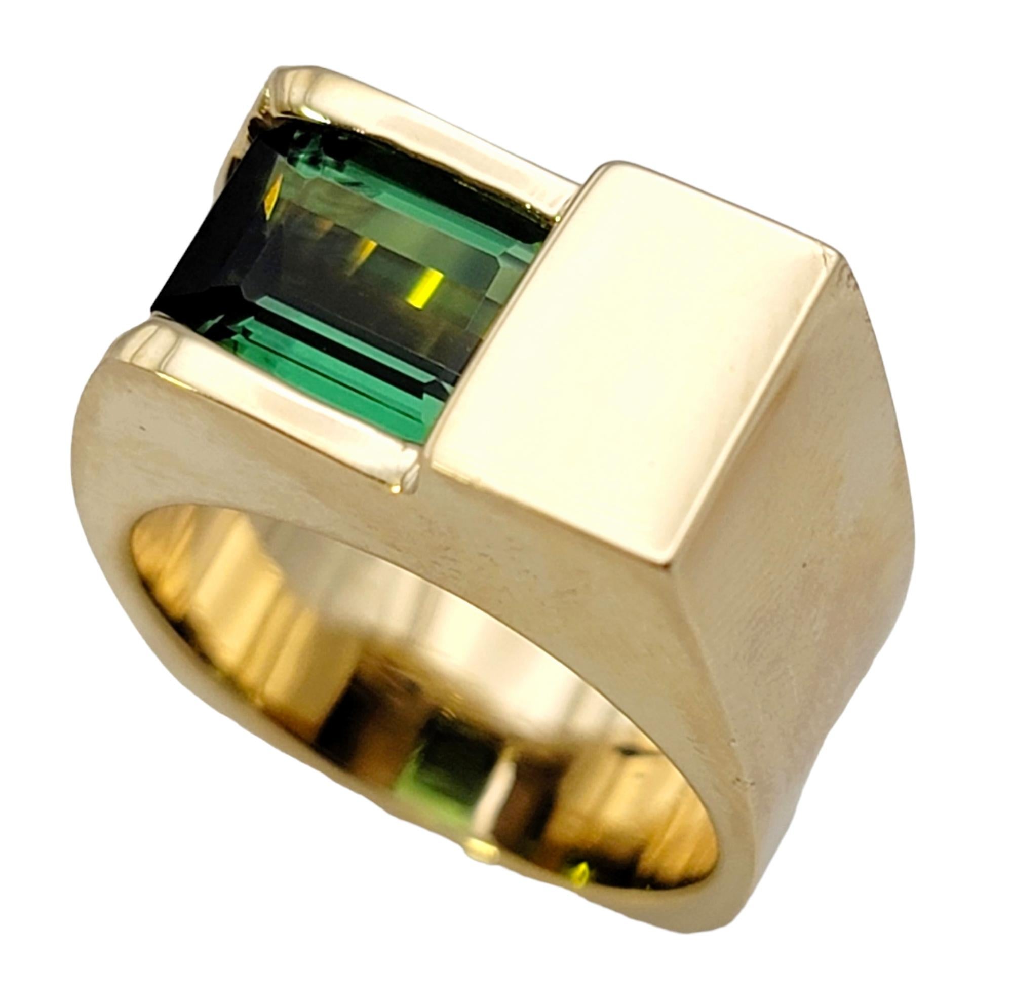Contemporain Bague solitaire en or jaune 14 carats avec tourmaline taille émeraude de 2,41 carats, sur mesure en vente