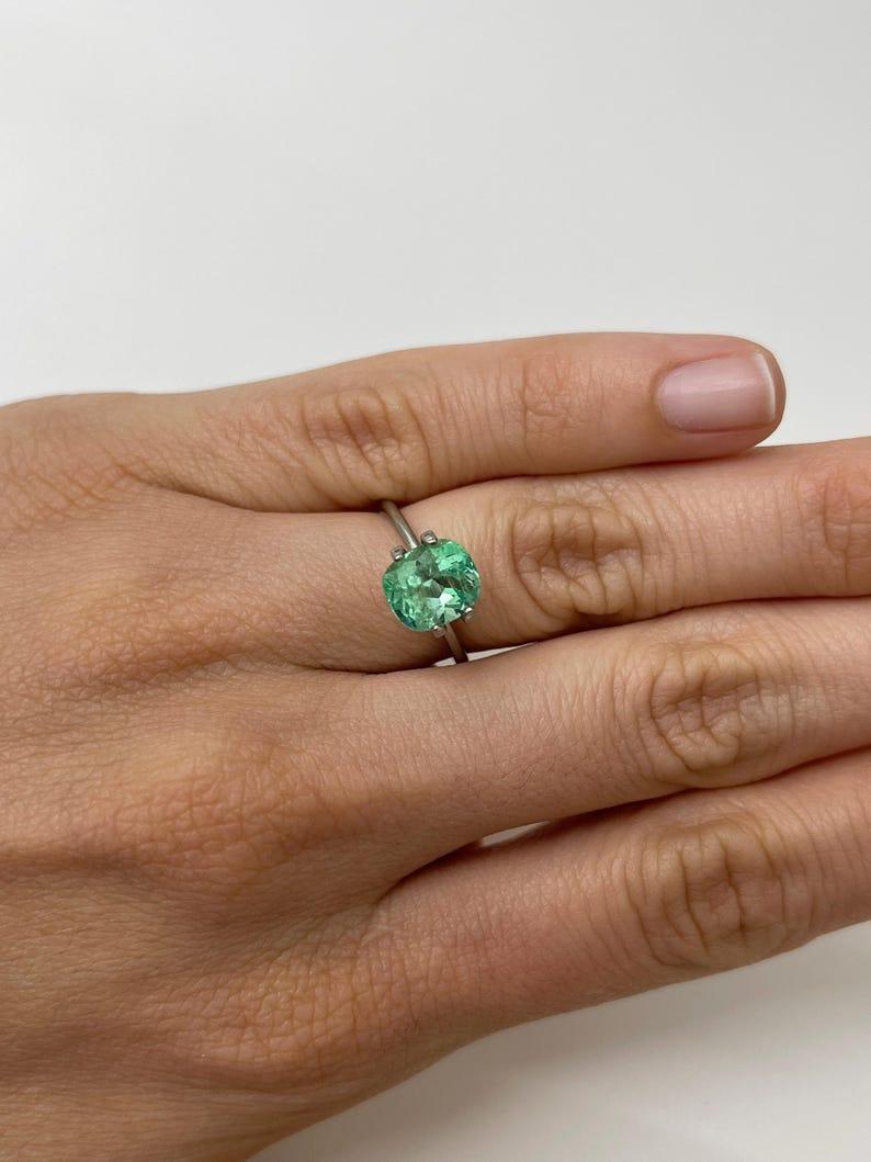 Esmeralda verde colombiana limpia de 2,41 quilates - Muzo talla cojín 9x8 en venta 2
