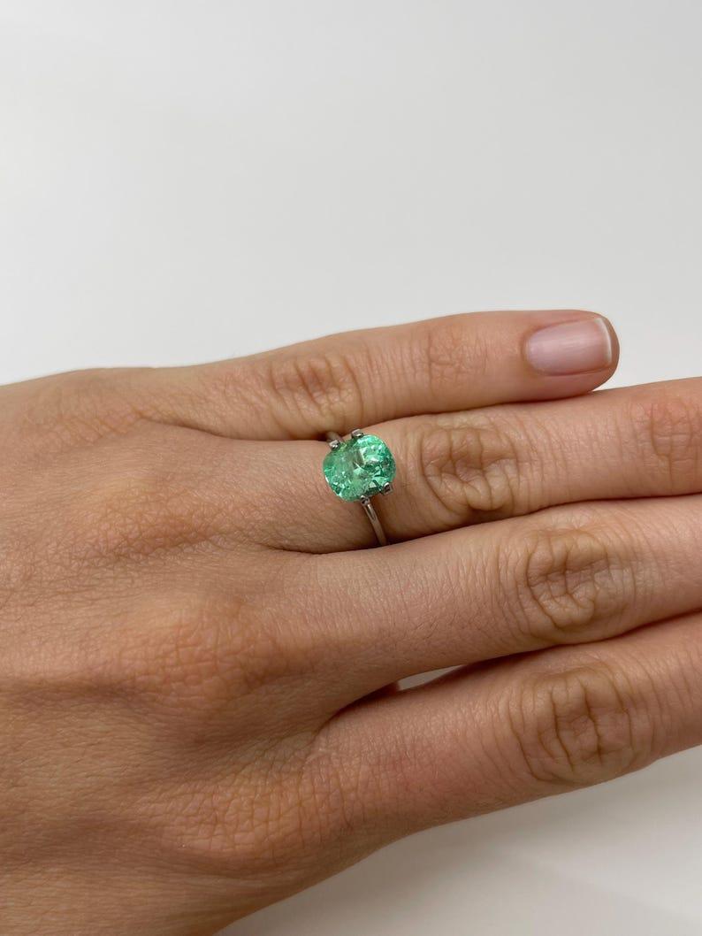 Esmeralda verde colombiana limpia de 2,41 quilates - Muzo talla cojín 9x8 en venta 1