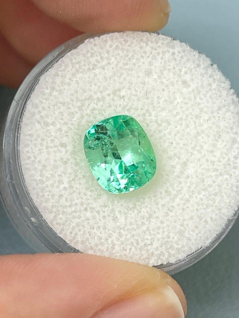 Esmeralda verde colombiana limpia de 2,41 quilates - Muzo talla cojín 9x8 Moderno en venta
