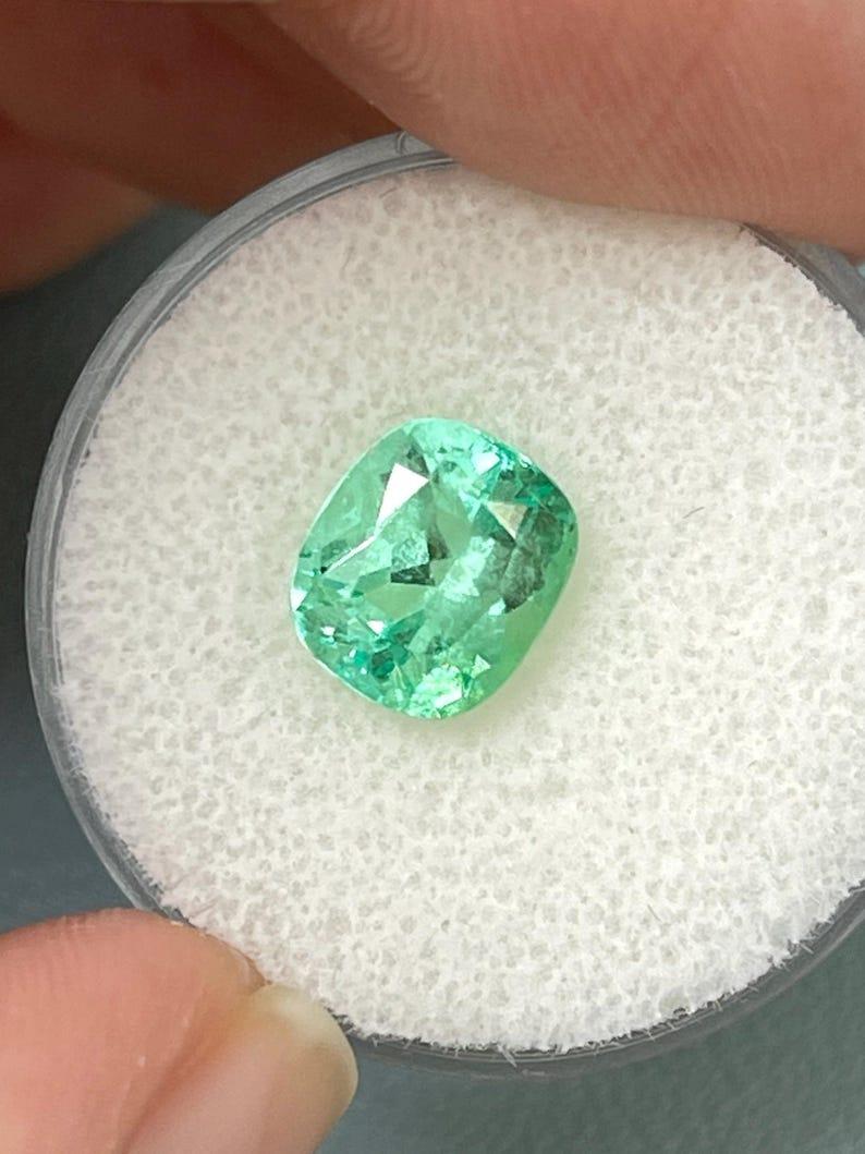 Esmeralda verde colombiana limpia de 2,41 quilates - Muzo talla cojín 9x8 en Nuevo estado para la venta en Jupiter, FL
