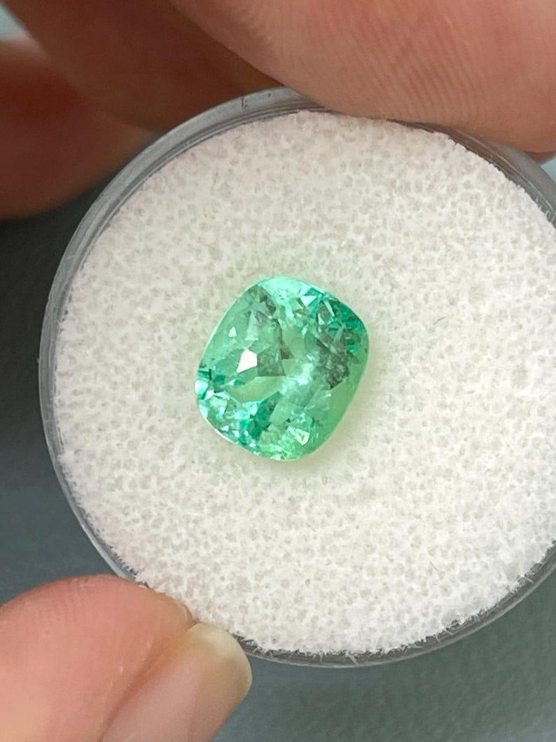 Esmeralda verde colombiana limpia de 2,41 quilates - Muzo talla cojín 9x8 Corte cojín en venta