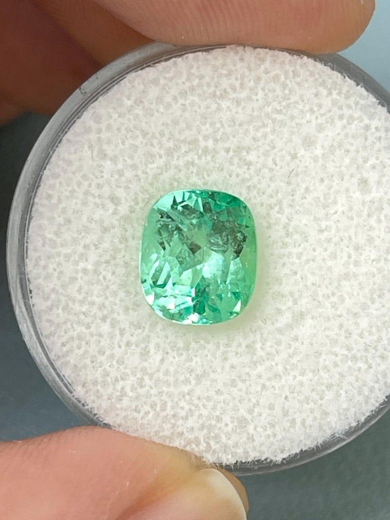 Piedra: Esmeralda
Peso: 2,41 quilates
Forma: Corte de cojín
Claridad: Transparente
Lustre: Excelente
Color: Verde amarillento
Medidas: 8,78 mm x 7,68 mm x 5,90 mm
Origen geográfico: Colombia
Tratamiento: Natural, Engrasado

Observaciones: Debido a