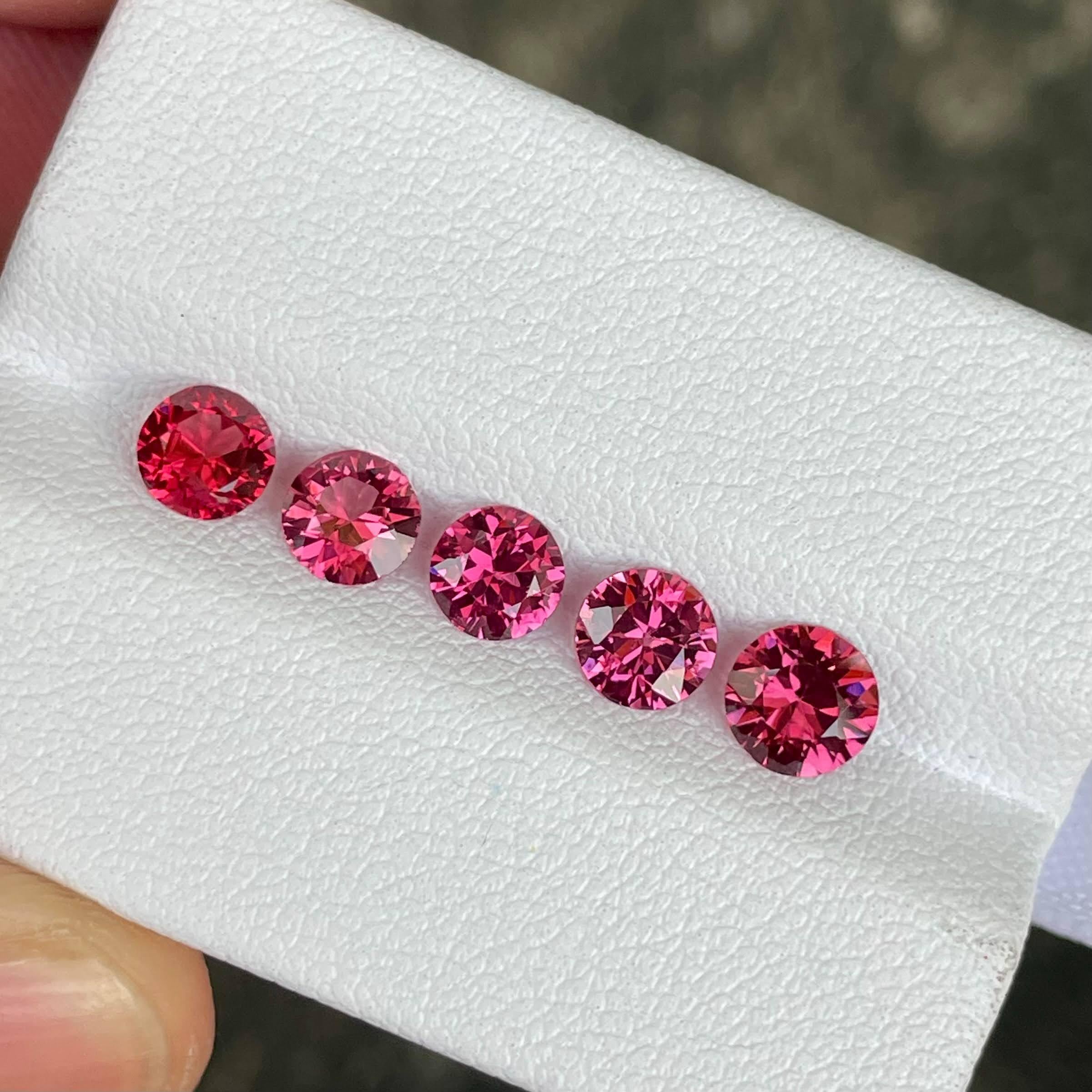 Peso 2,41 quilates 
Nº de piezas 05
Tratamiento ninguno 
Origen Birmania 
Claridad Limpieza ocular 



Este exquisito lote de 2,41 quilates consta de cinco gemas de espinela rosa rojizo neón, cada una de ellas con una talla redonda meticulosamente