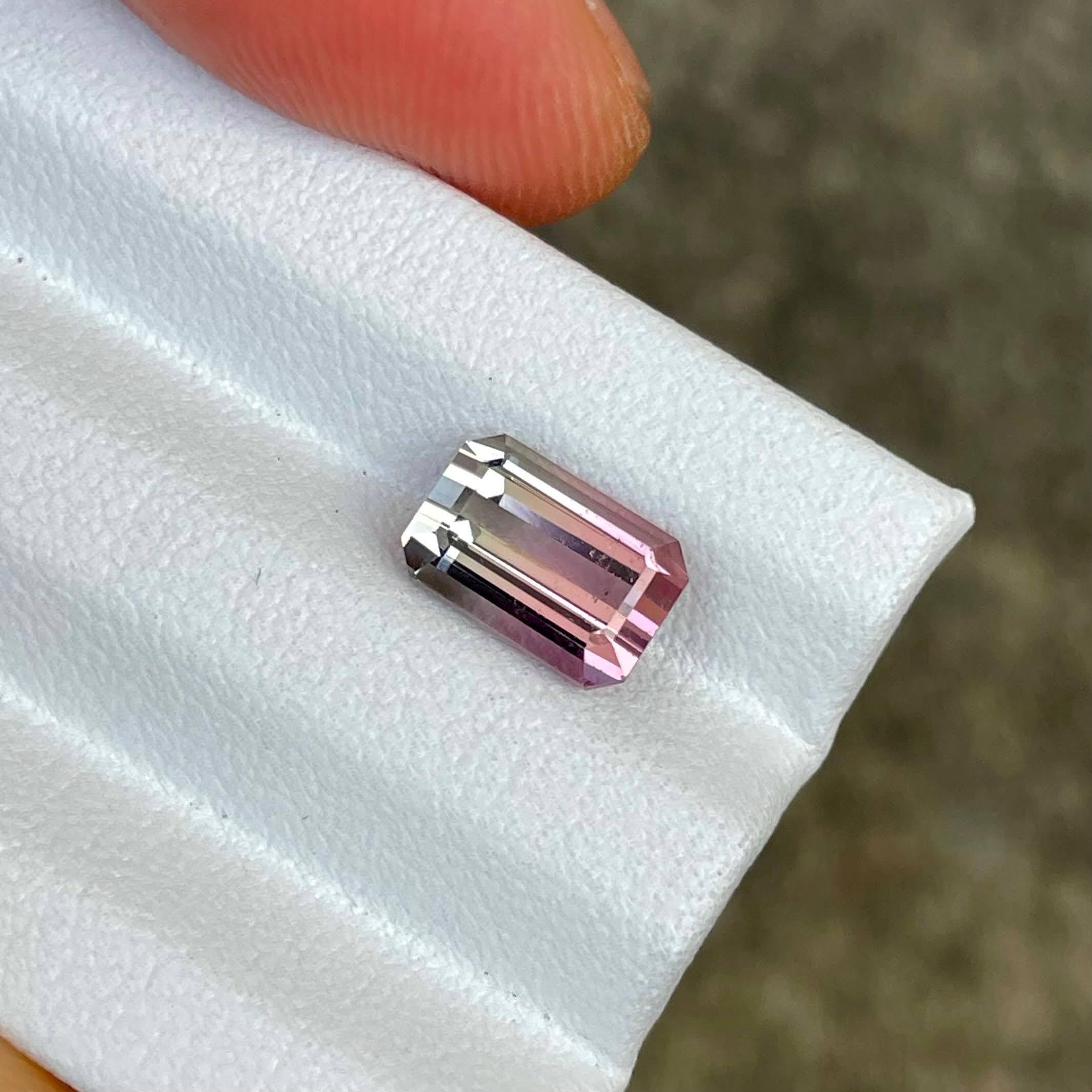 Moderne Pierre tourmaline bicolore taille émeraude afghane de 2.41 carat en vente