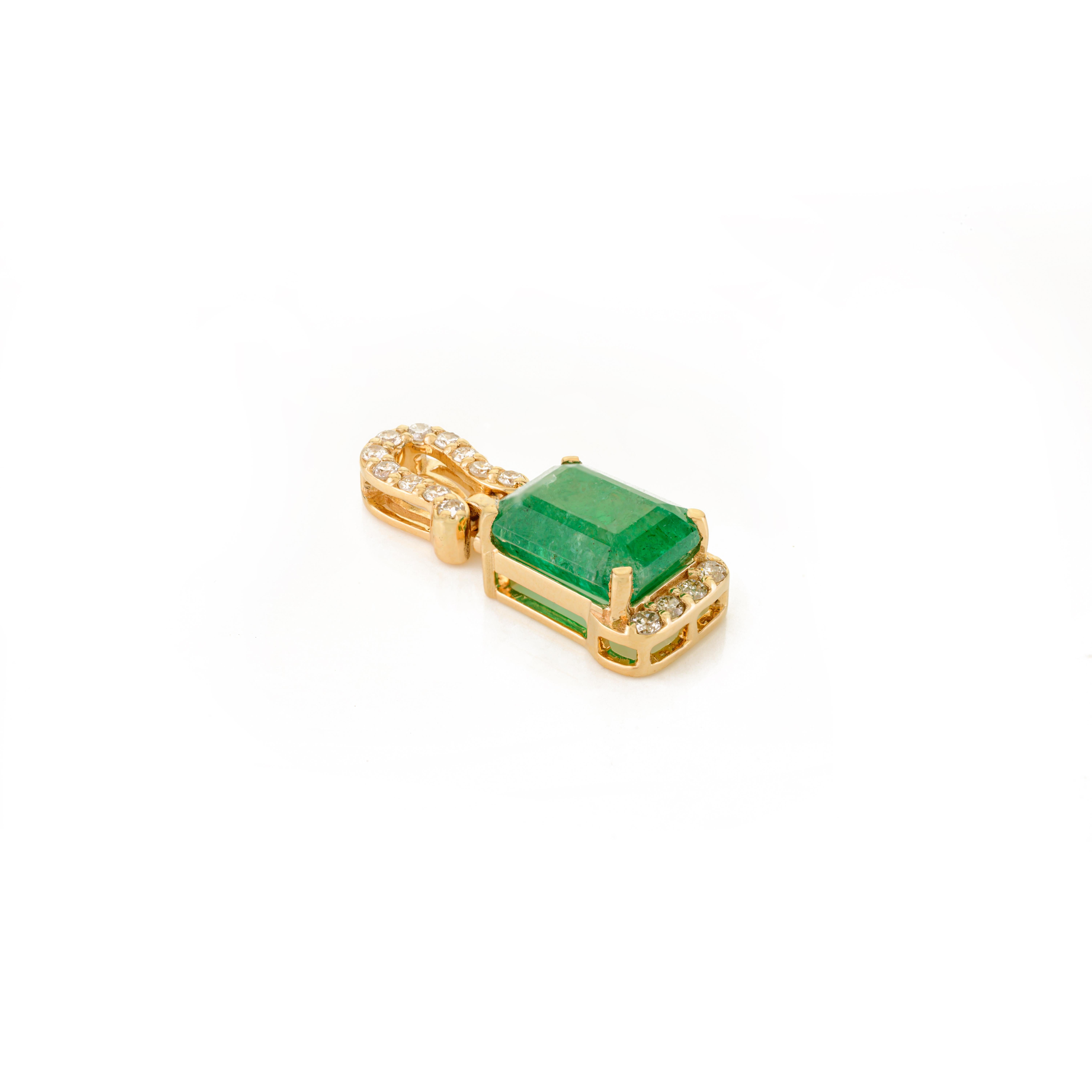 Eleganza senza tempo e fascino simbolico con questo squisito ciondolo, magistralmente realizzato in oro giallo 14 carati. Con uno smeraldo naturale di 2,41 carati nel classico taglio a smeraldo, questo smeraldo verde vibrante è al centro della scena