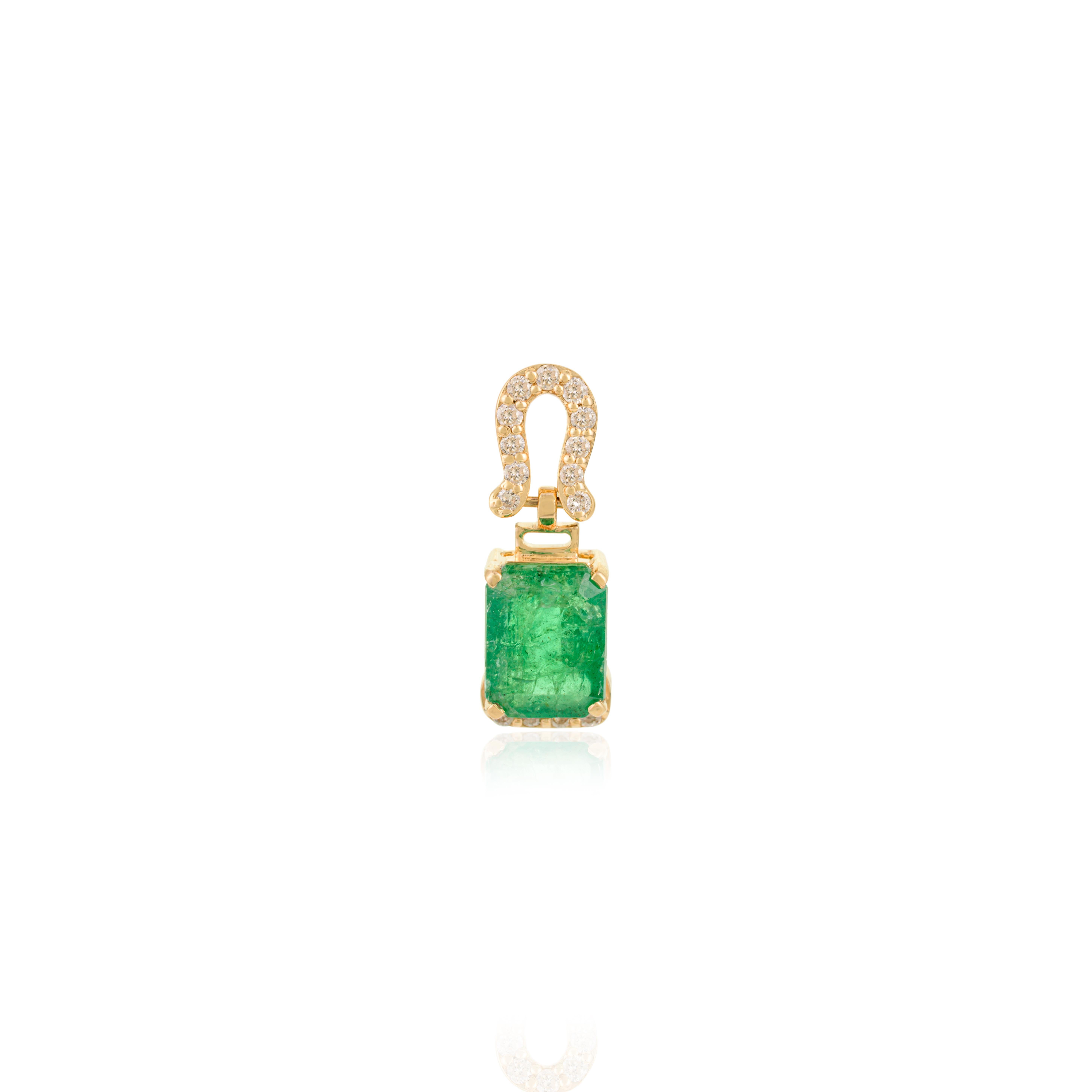 Moderno 2,41 Ct. Ciondolo a forma di smeraldo in oro giallo massiccio 14 carati con design a ferro di cavallo con diamanti in vendita