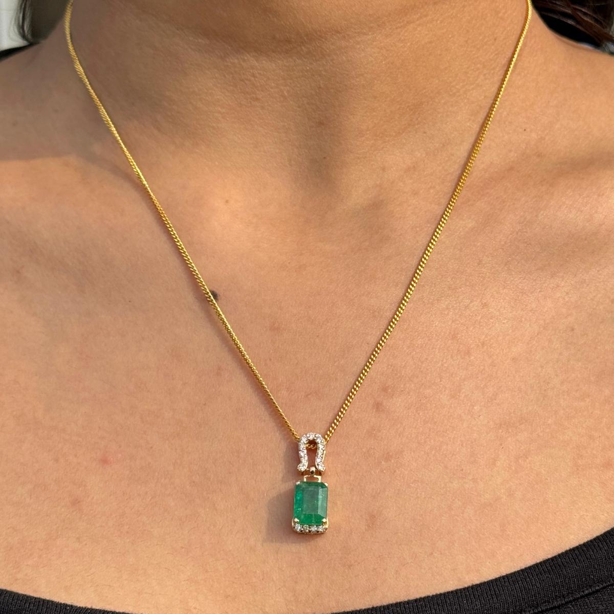 Taille octogone 2.41 Ct. Pendentif en or jaune massif 14K avec émeraude et diamant en fer à cheval en vente