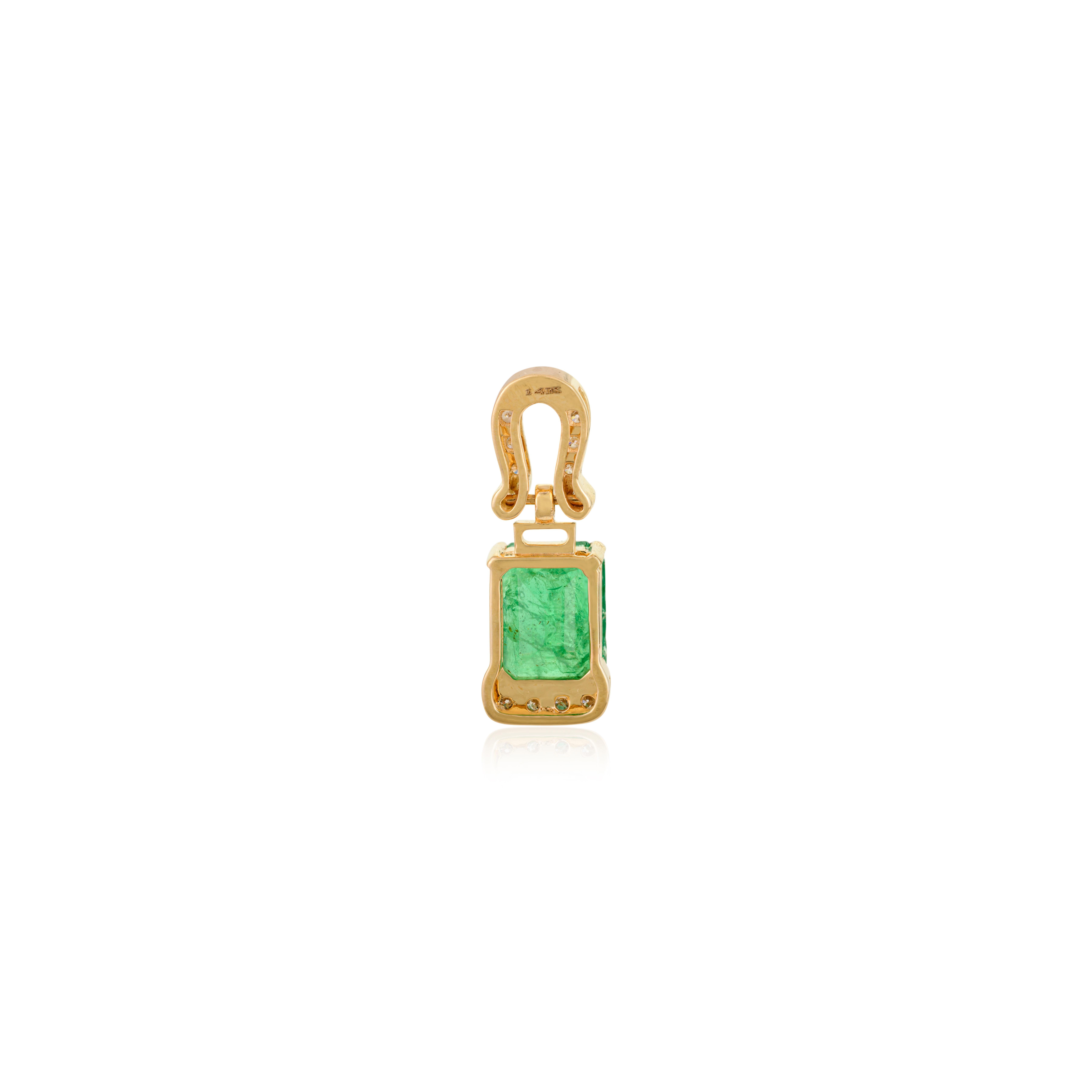 2,41 Ct. Ciondolo a forma di smeraldo in oro giallo massiccio 14 carati con design a ferro di cavallo con diamanti In condizioni Nuovo in vendita a New York, NY