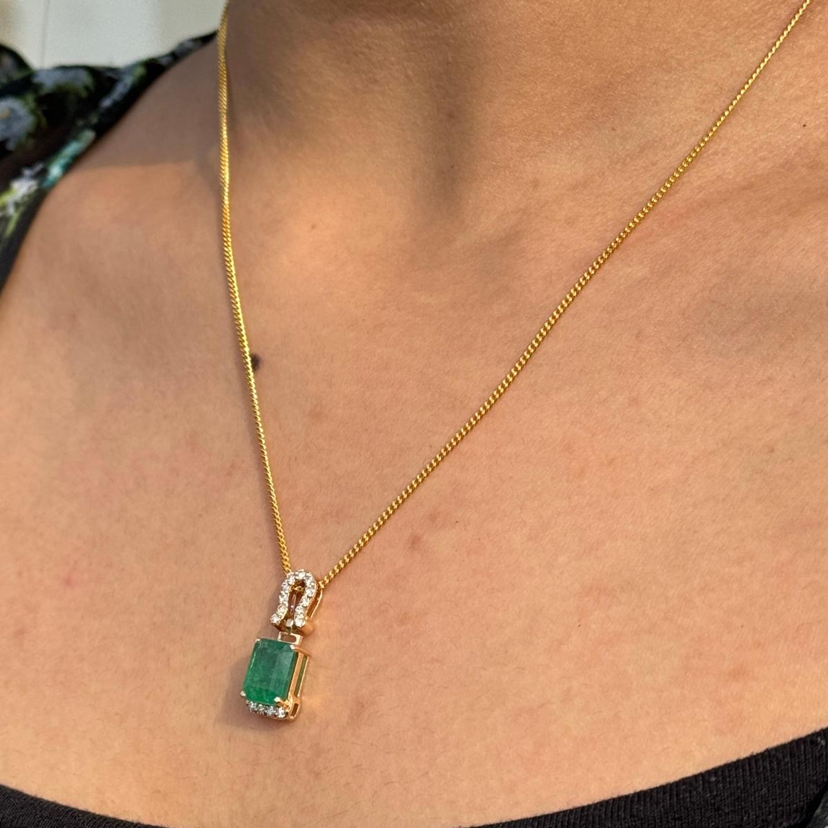 2.41 Ct. Pendentif en or jaune massif 14K avec émeraude et diamant en fer à cheval Pour femmes en vente