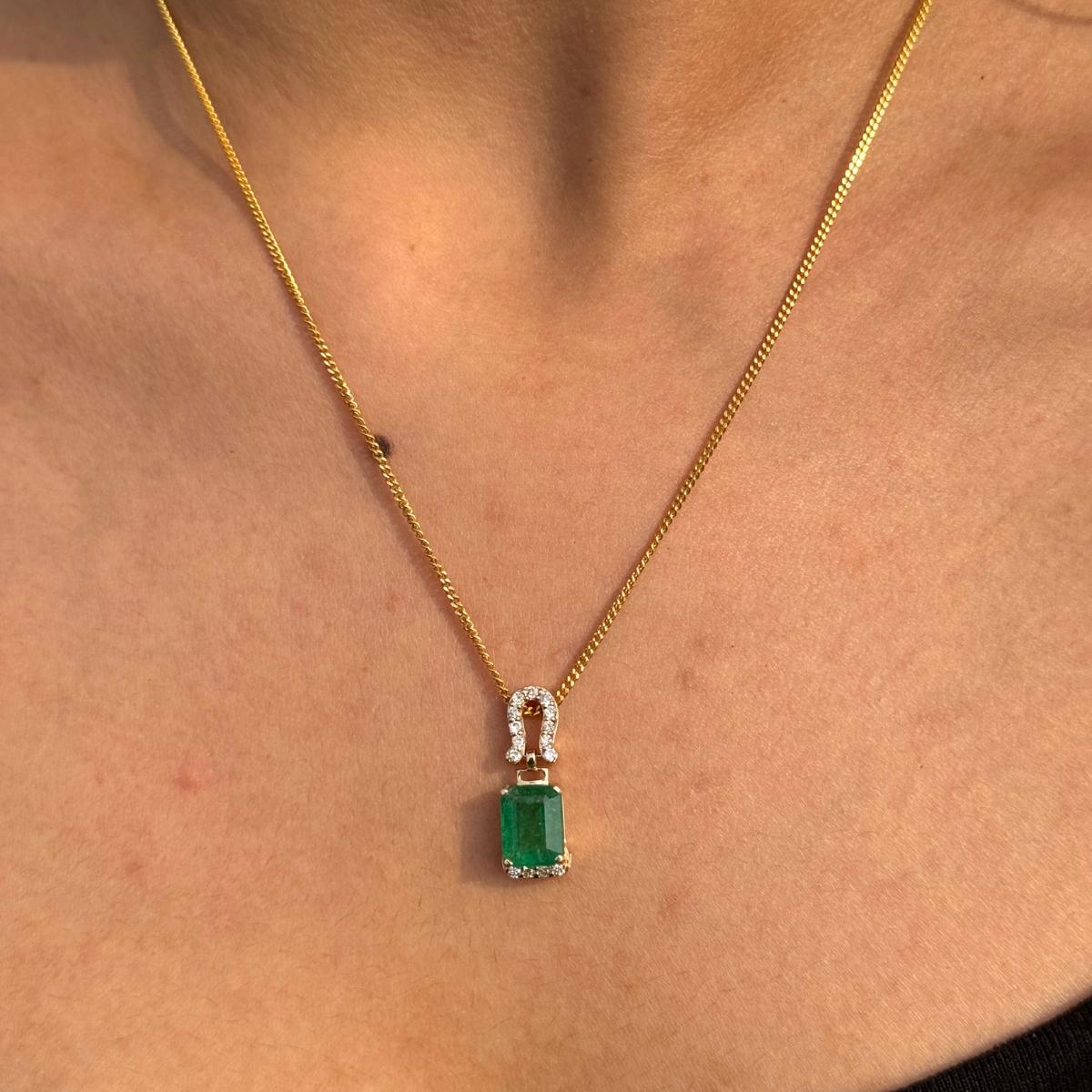 2.41 Ct. Pendentif en or jaune massif 14K avec émeraude et diamant en fer à cheval en vente 2