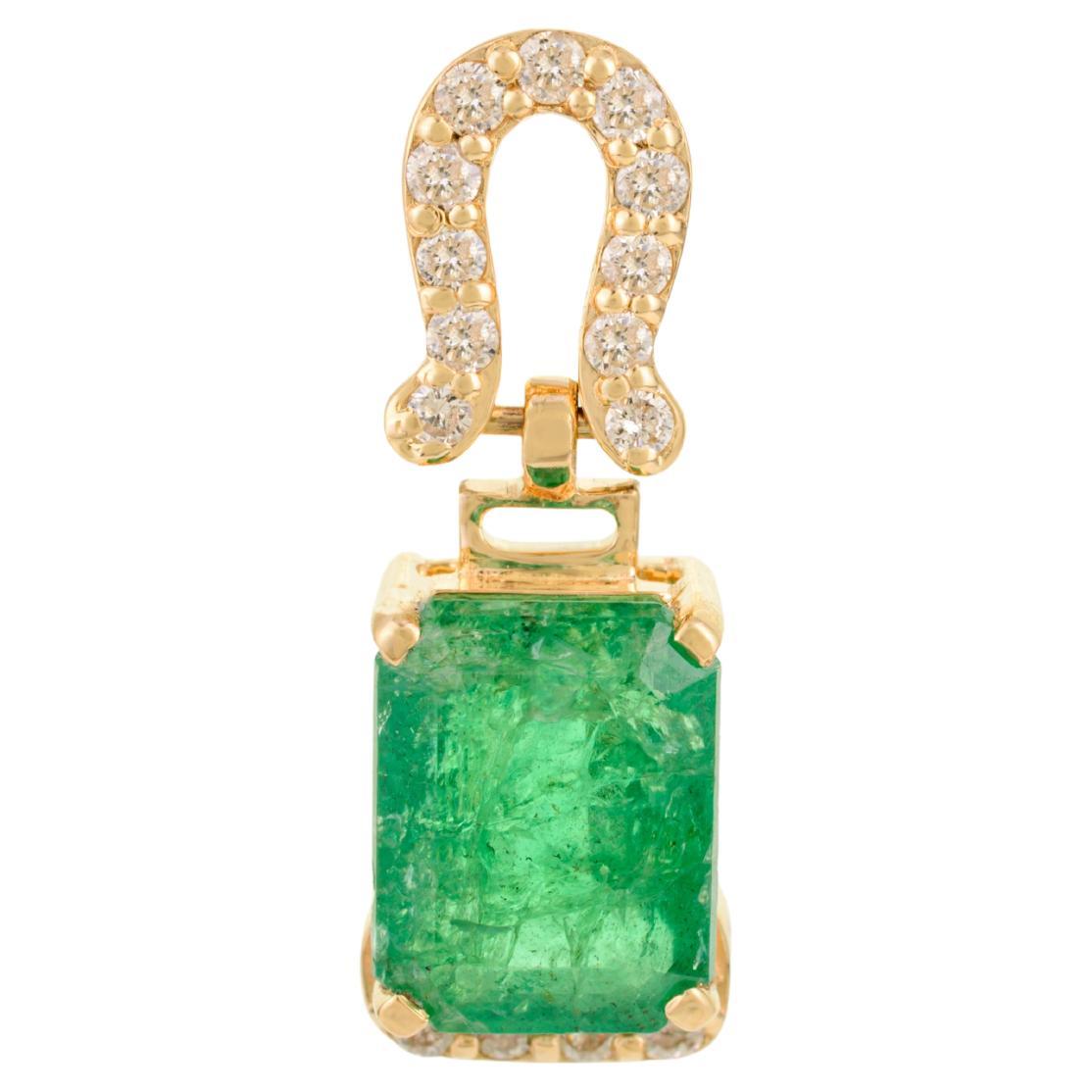 2,41 Ct. Ciondolo a forma di smeraldo in oro giallo massiccio 14 carati con design a ferro di cavallo con diamanti in vendita