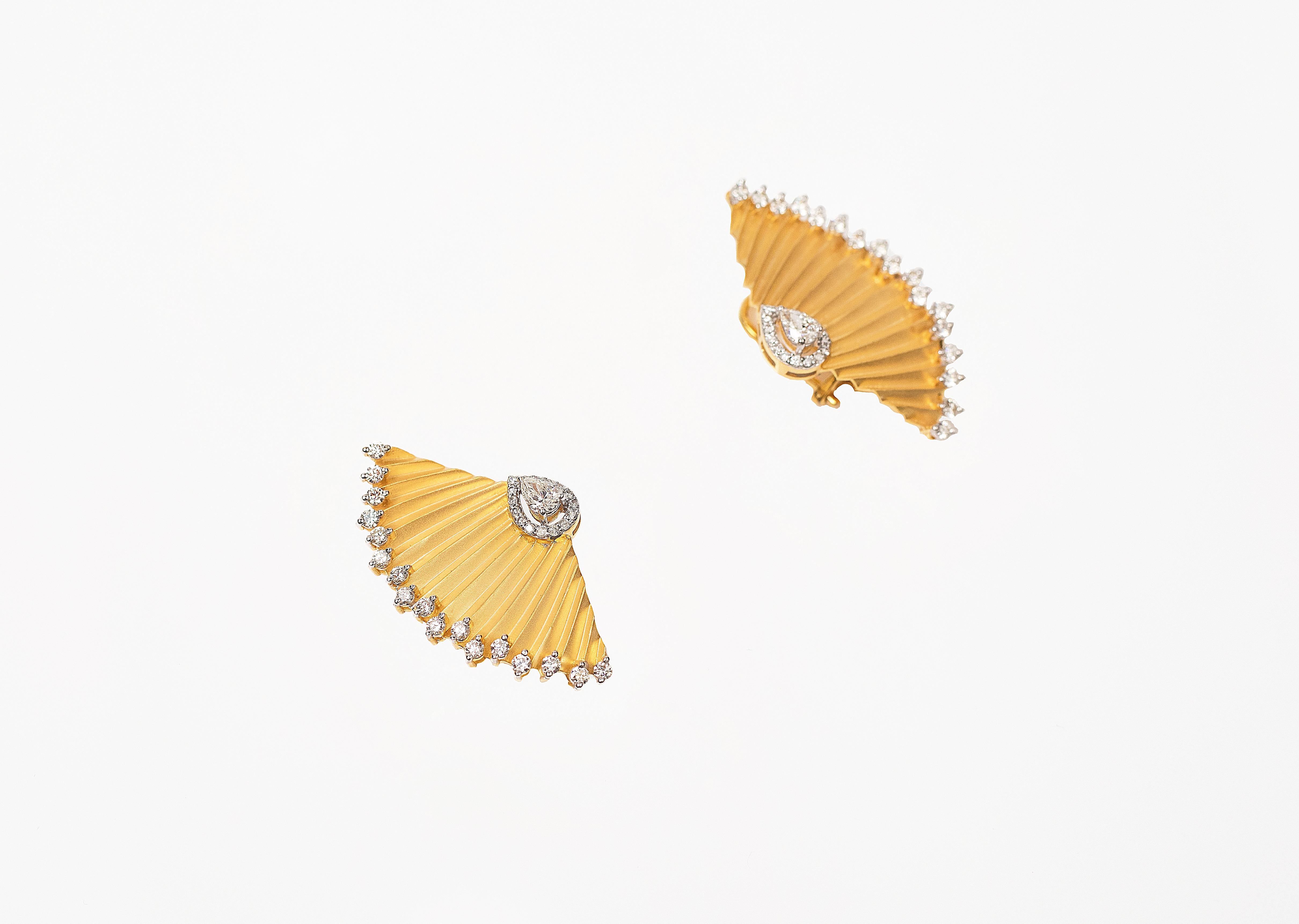 Handcrafted Contemporary Earring in 18K Yellow Gold studded with Round and Pear Shape Diamond.
Gold Weight - 17.622 gms
Diamond Clarity - Vs-Si
Diamond Colour - G
Post and Clip System 