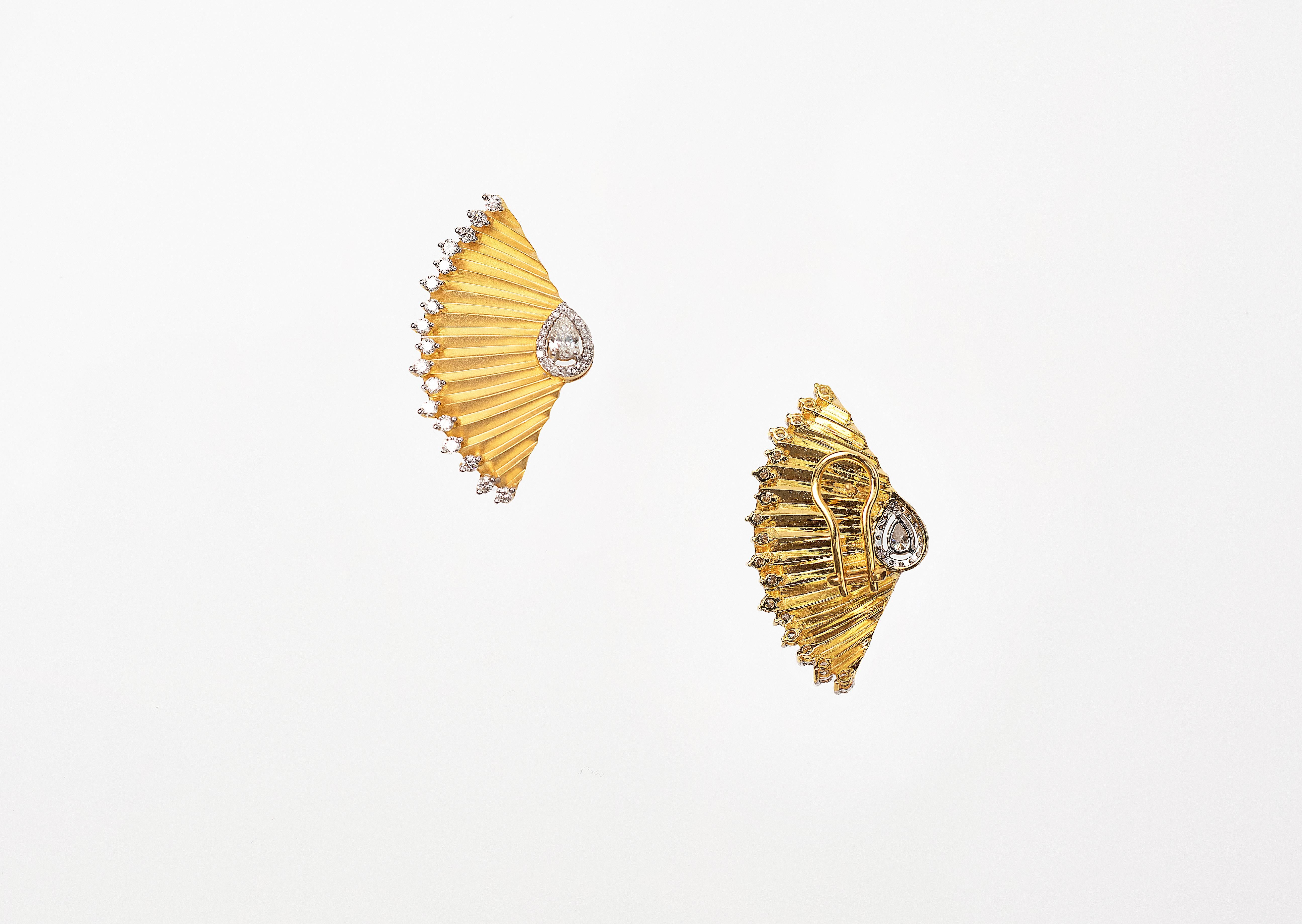 Contemporary 2.41 Cts Diamond Earring Studs in 18K Yellow Gold For Sale