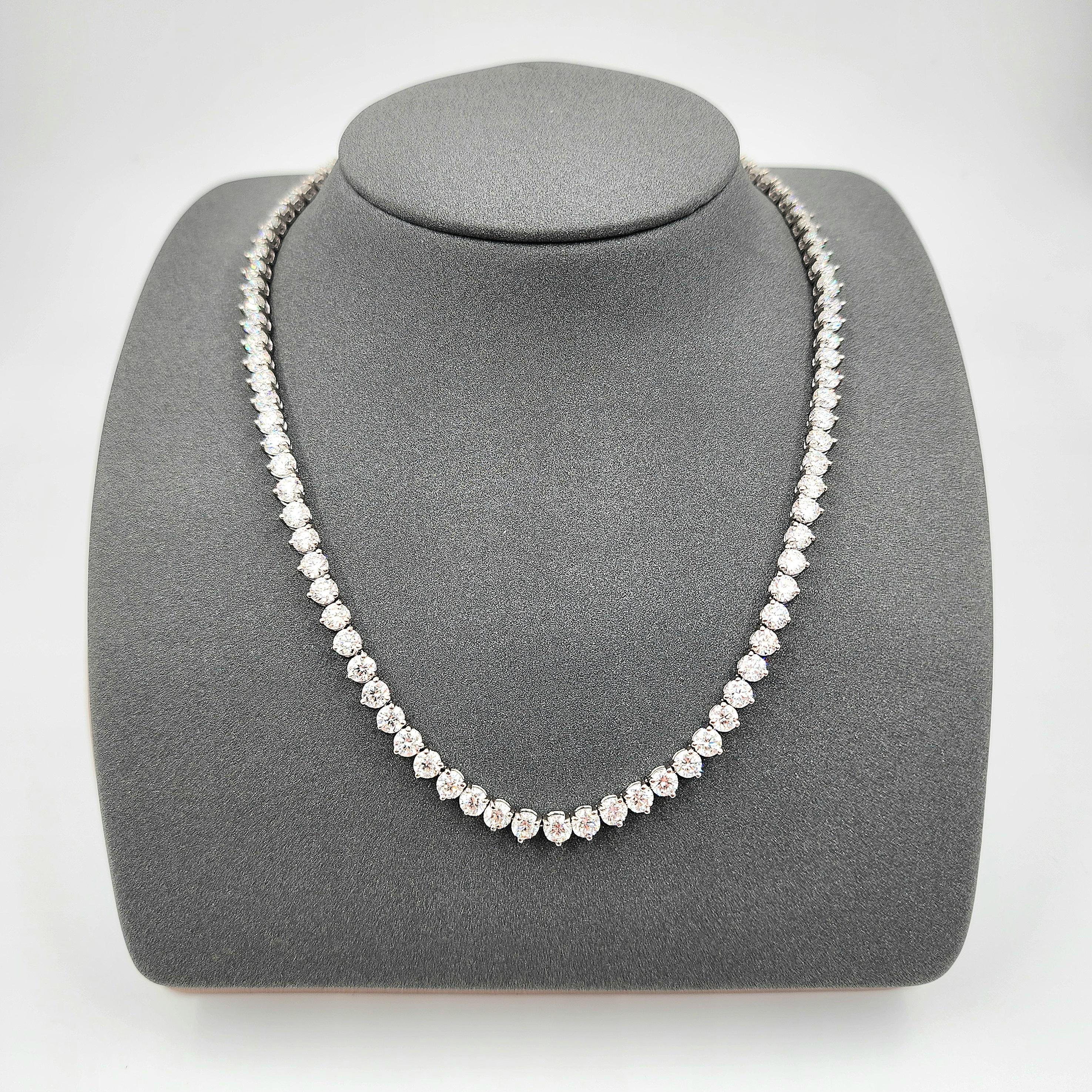 Questa splendida collana tennis con diamanti da 24,10 carati ha 95 diamanti incastonati in platino. I diamanti hanno un colore F/G e una purezza VS2/SI1. Una splendida collana da regalare o da regalarsi!