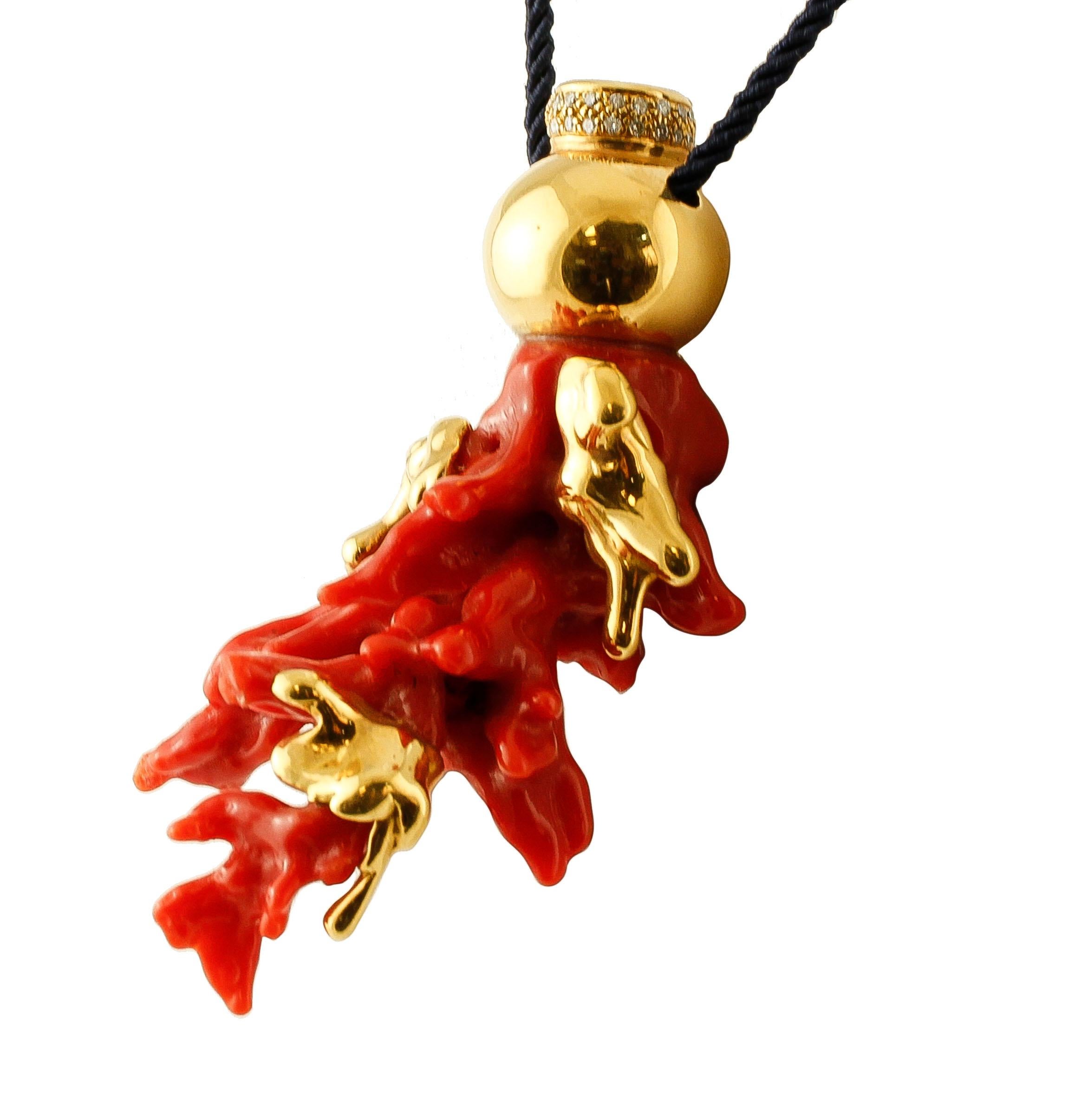 SHIPPING POLICY:
No additional costs will be added to this order.
Shipping costs will be totally covered by the seller (customs duties included).

Astonishing unique-of-a-kind pendant realized with rubrum coral and 18k yellow gold structure. The