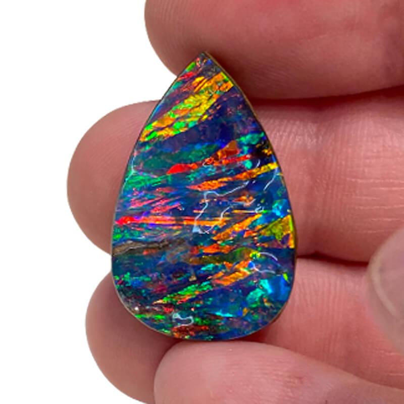 Dieser australische schwarze Boulder-Opal ist ein einmaliges Juwel, das seinesgleichen sucht. Mit seinem atemberaubenden Bandmuster aus leuchtenden Farben ist es ein wahres Wunderwerk. Jede Farbe ist so leuchtend wie die andere, und die Tiefe und