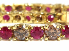 Armband aus 18-karätigem Gold mit 24,14 Karat natürlichen Diamanten in der Farbe „Fancy Cinnamon Brown“ und roten Rubinen im Tennis-Stil*