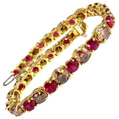 Armband aus 18-karätigem Gold mit 24,14 Karat natürlichen Diamanten in der Farbe „Fancy Cinnamon Brown“ und roten Rubinen im Tennis-Stil*