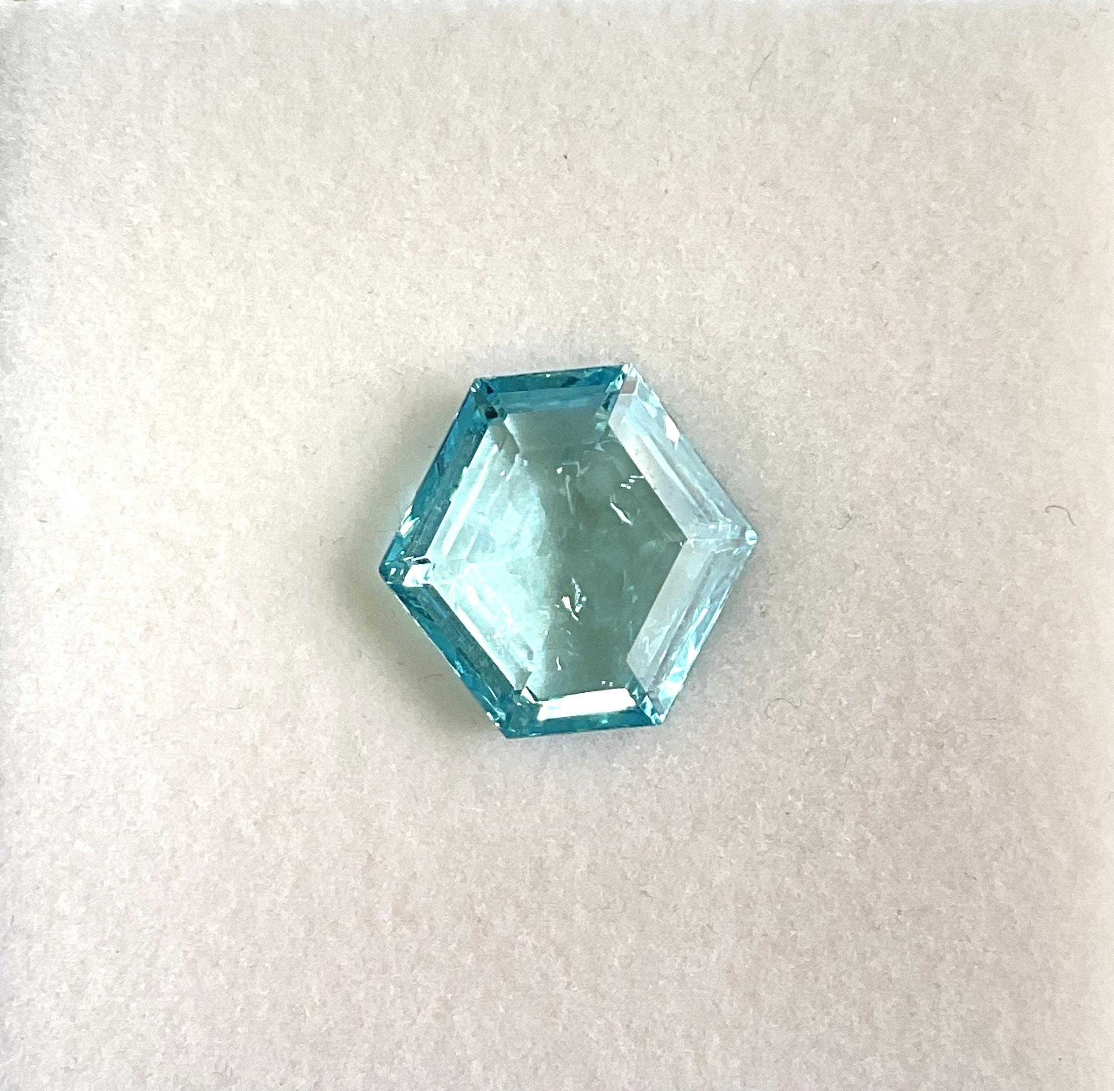 24.16 Carats Aquamarine Top Quality  Hexagon Cut Stone For Jewelry Natural Gem

Gemstone - Aquamarine
Weight:  24.16 Carats
Size: 20x18.5x9.5 MM
Pieces: 1