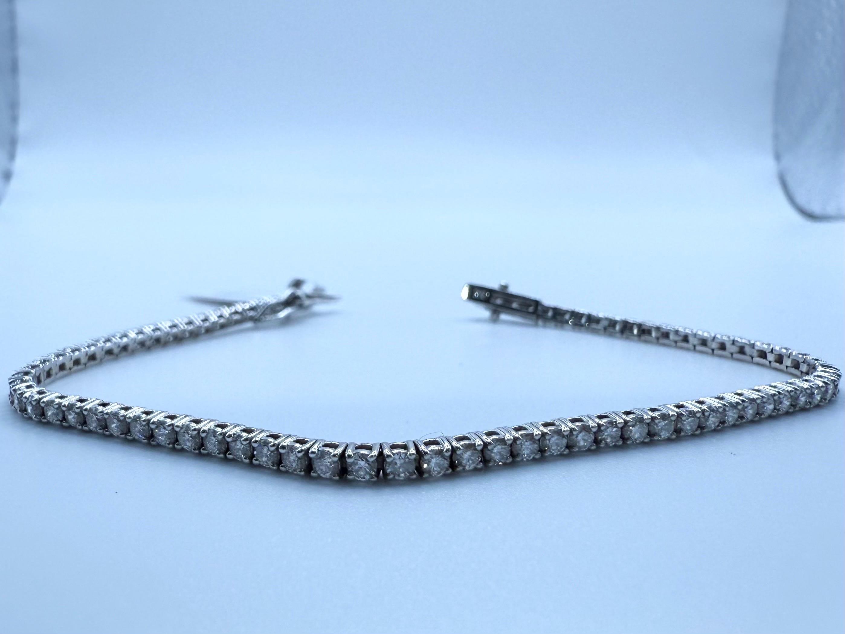 Splendido bracciale tennis con 2,41 carati di diamanti, molto ben fatto e robusto, si abbina a tutto! Diamanti di purezza VS, colore F.

**Tutti gli oggetti lasciano la nostra sede con un certificato a nome dell'acquirente, politica aziendale!