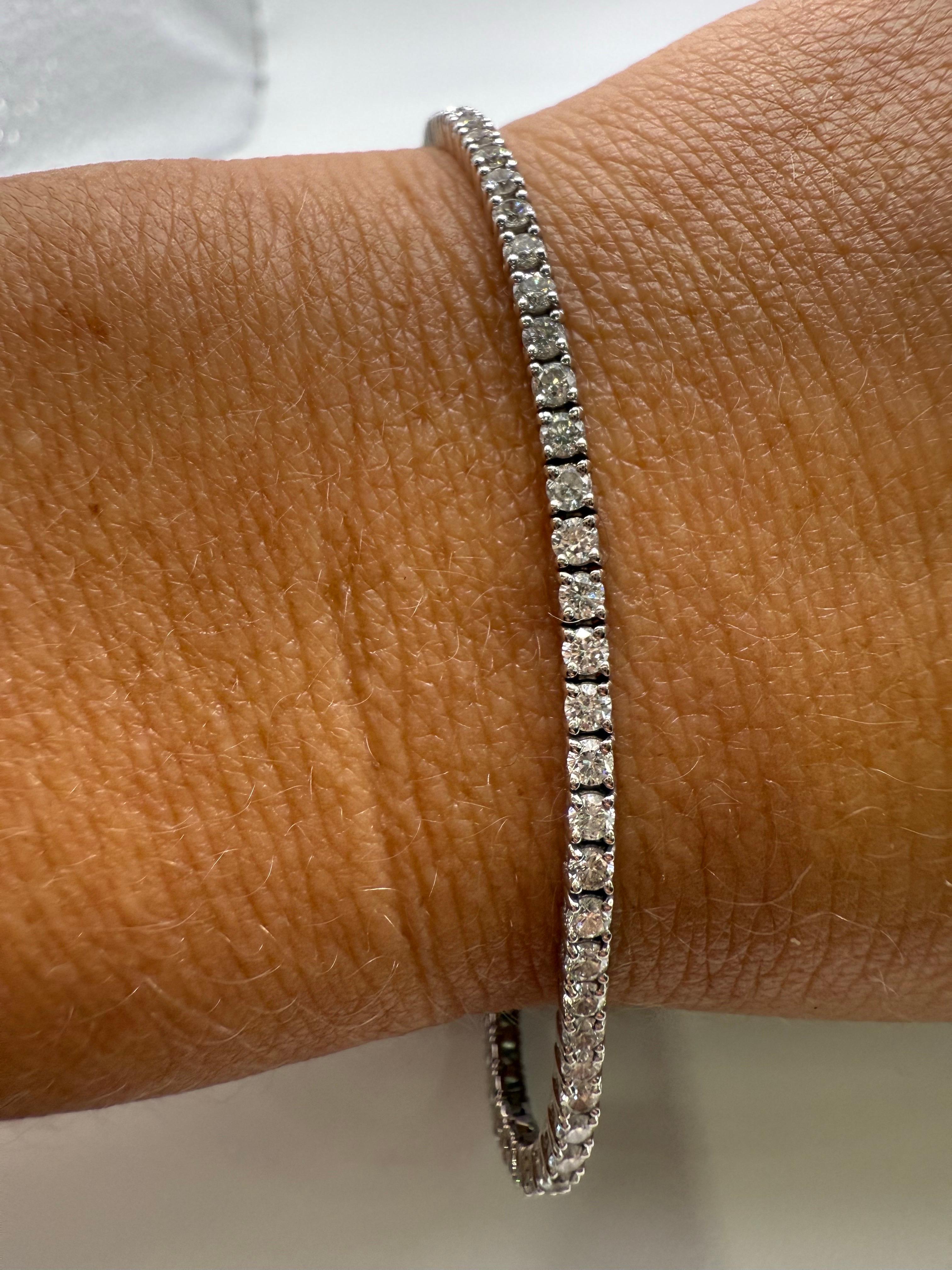 Taglio rotondo 2,41ct Bracciale da tennis in oro 18KT, delicato e ben fatto in vendita