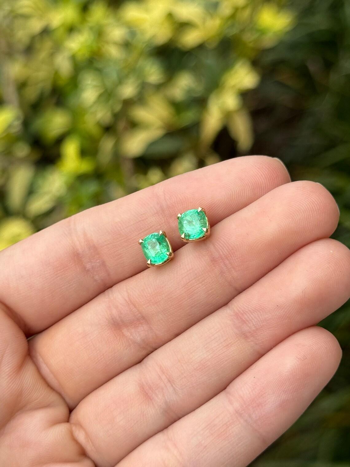 Pendientes de esmeralda colombiana talla cojín de 2,41 quilates y 14 quilates, verde intenso, engastados con garras Moderno en venta