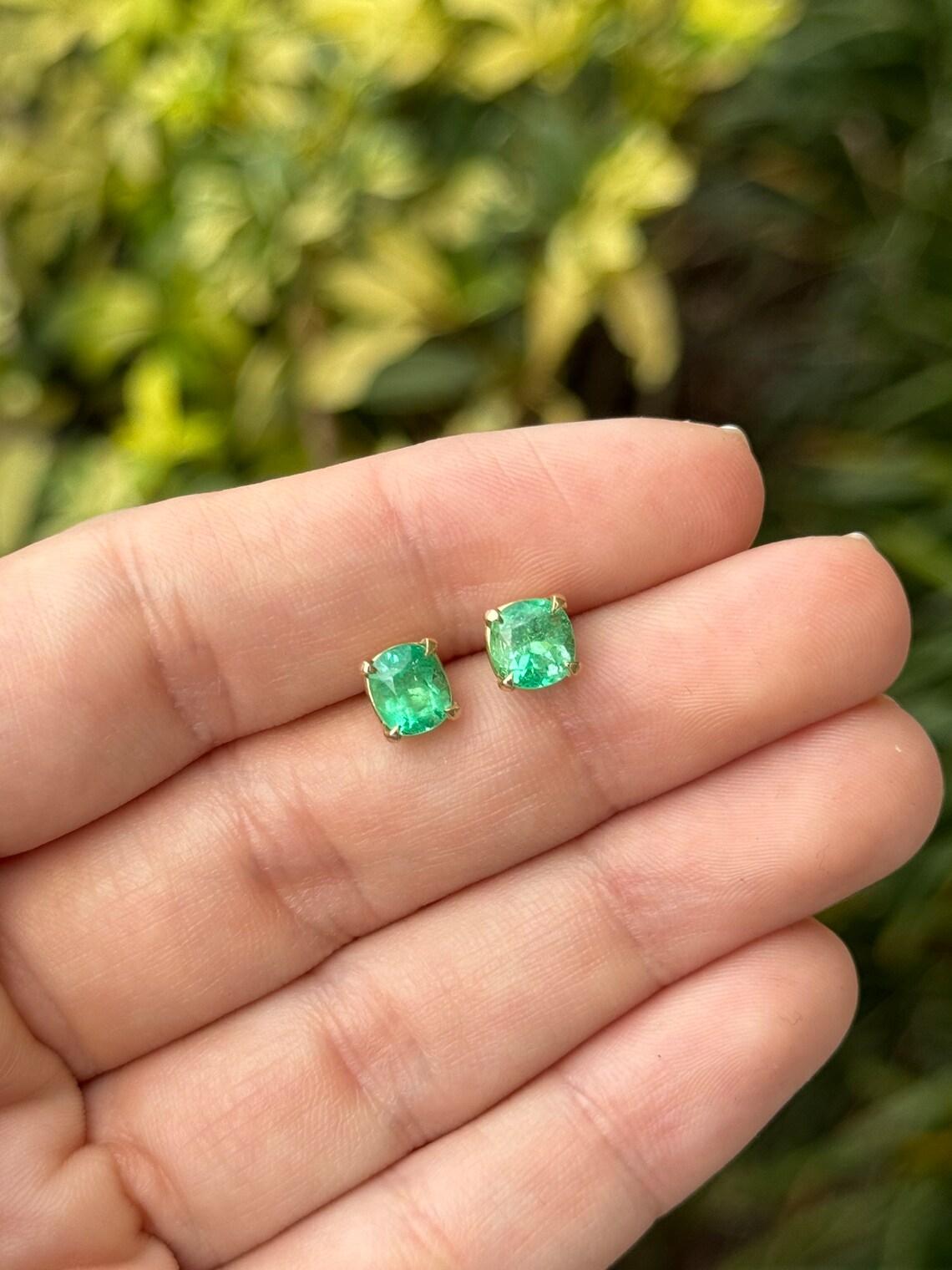 Pendientes de esmeralda colombiana talla cojín de 2,41 quilates y 14 quilates, verde intenso, engastados con garras Corte cojín en venta