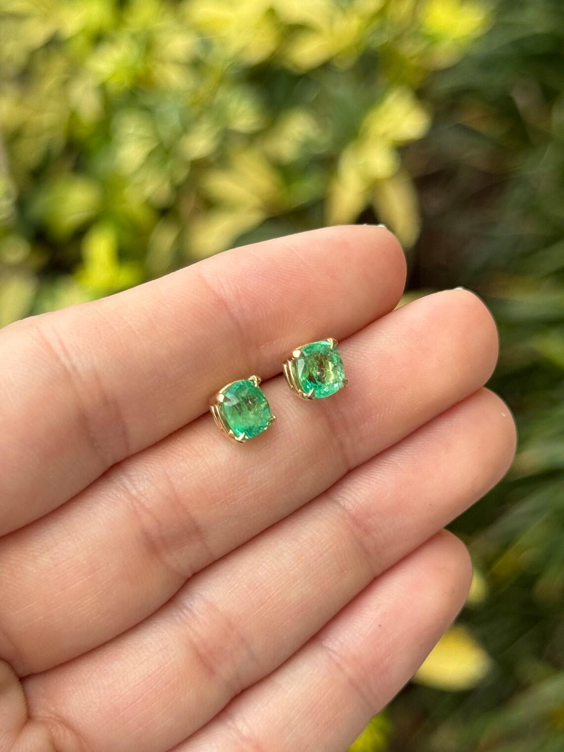 Pendientes de esmeralda colombiana talla cojín de 2,41 quilates y 14 quilates, verde intenso, engastados con garras en Nuevo estado para la venta en Jupiter, FL