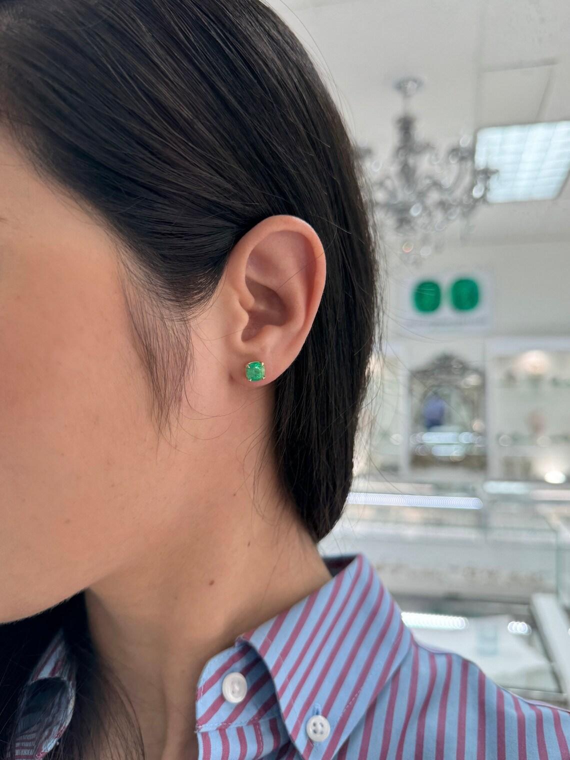 De las mujeres Pendientes de esmeralda colombiana talla cojín de 2,41 quilates y 14 quilates, verde intenso, engastados con garras en venta