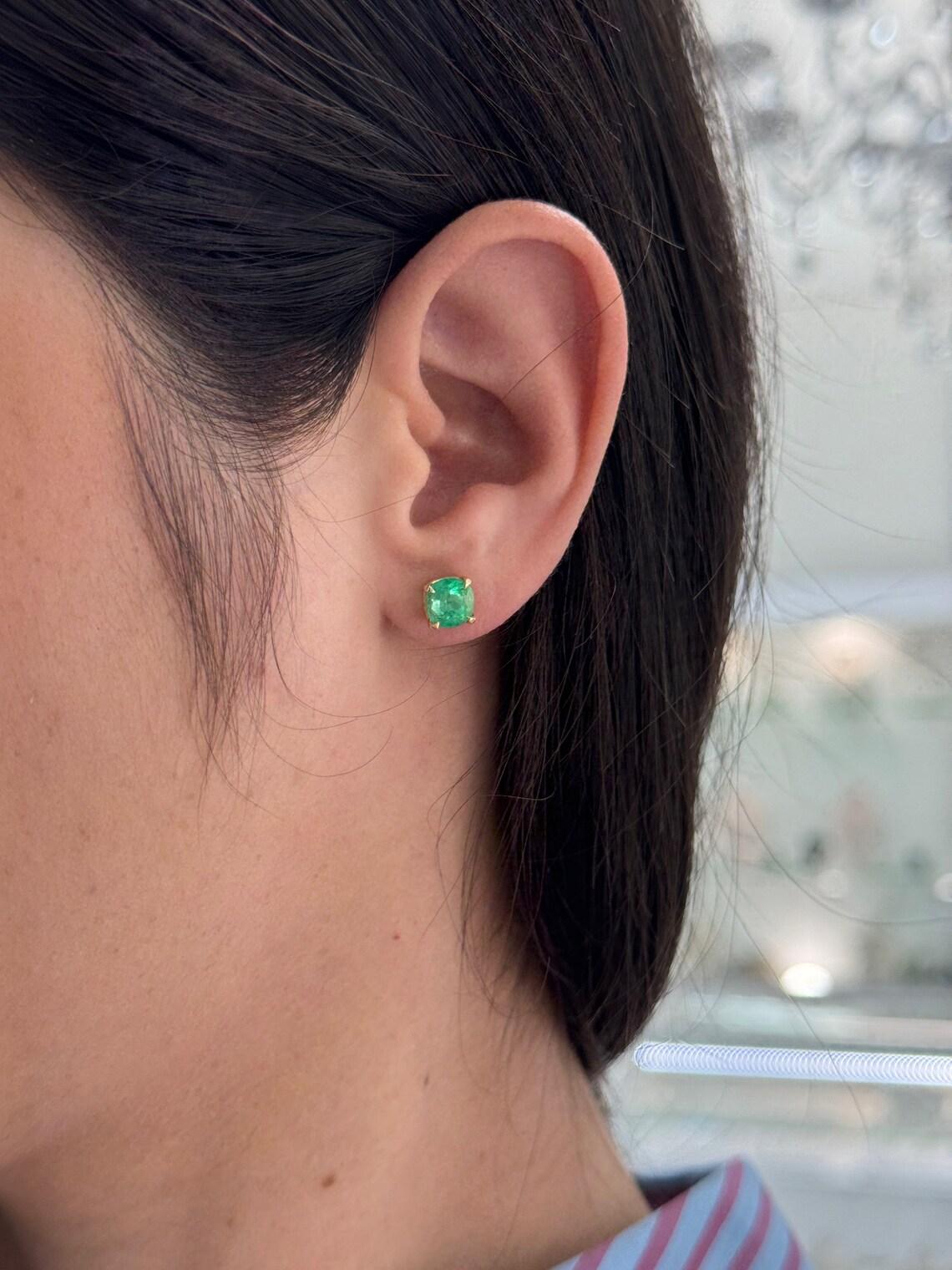 Pendientes de esmeralda colombiana talla cojín de 2,41 quilates y 14 quilates, verde intenso, engastados con garras en venta 1