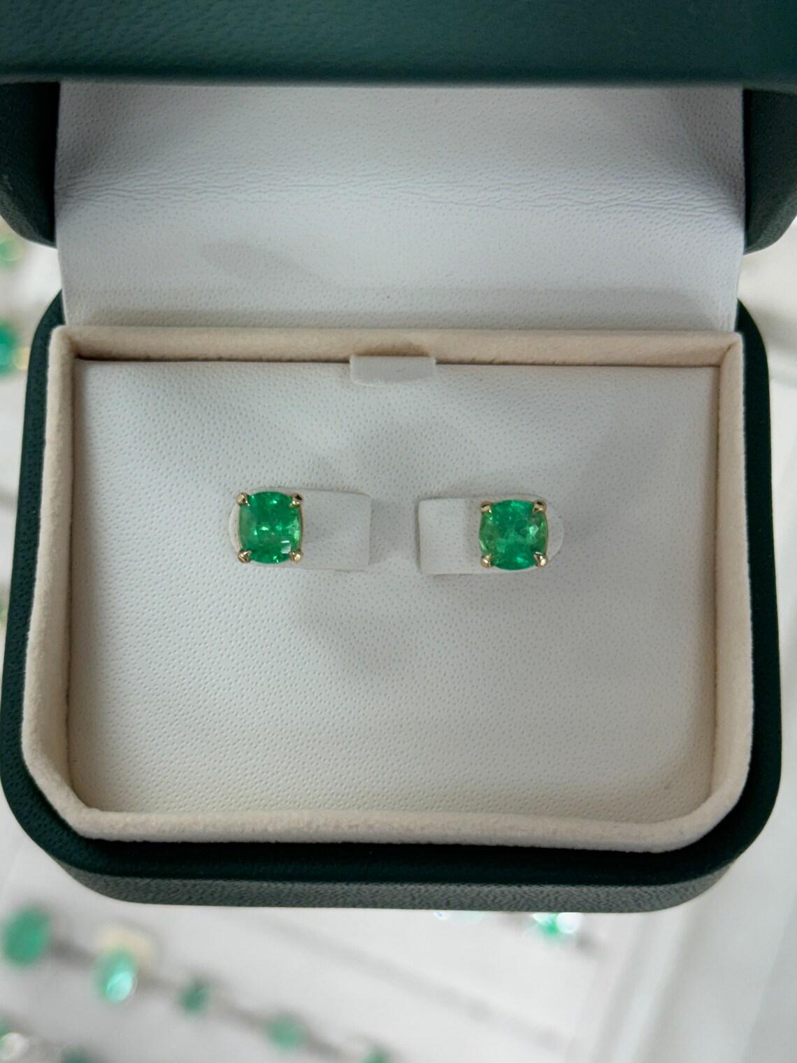 Pendientes de esmeralda colombiana talla cojín de 2,41 quilates y 14 quilates, verde intenso, engastados con garras en venta 2