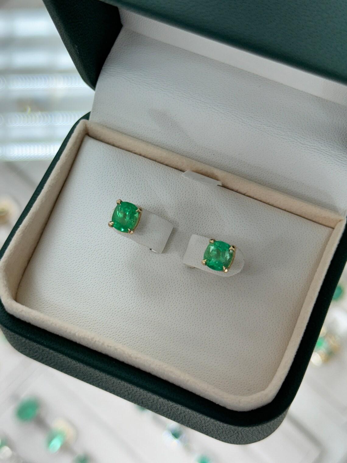 Pendientes de esmeralda colombiana talla cojín de 2,41 quilates y 14 quilates, verde intenso, engastados con garras en venta 3