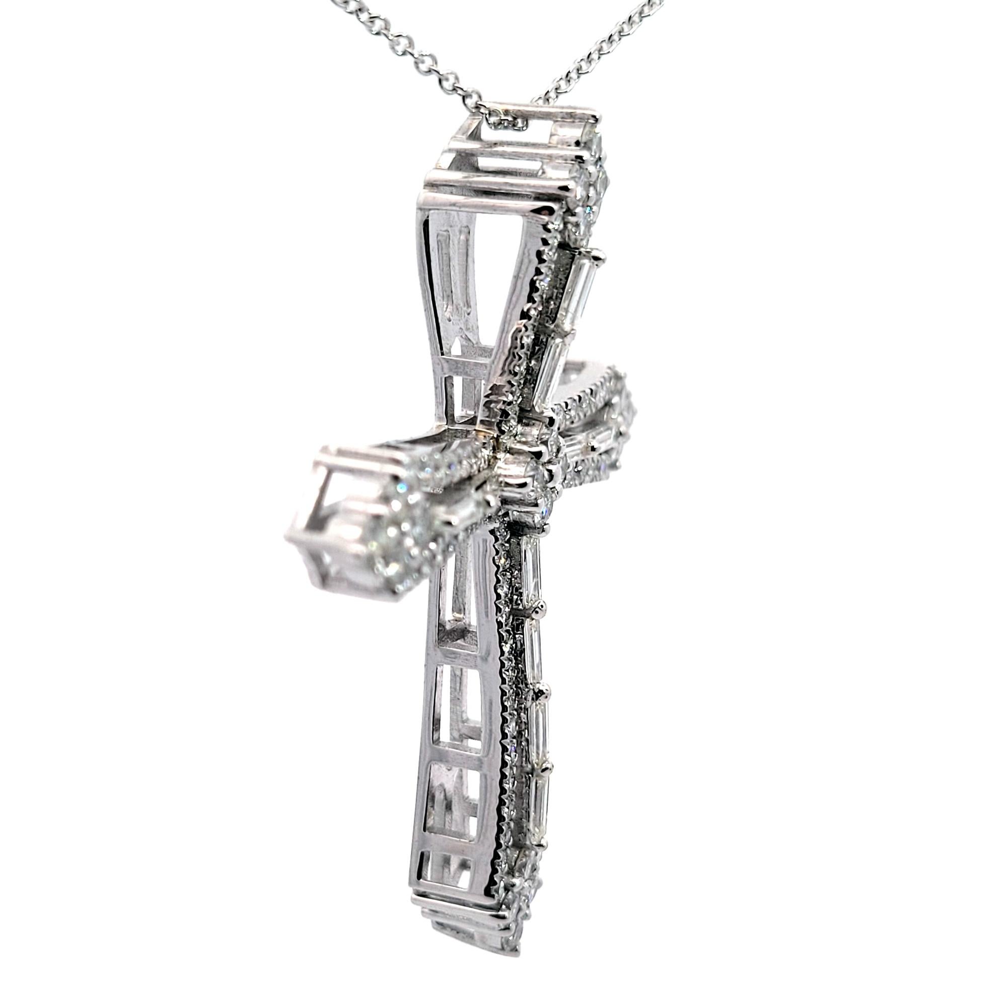 Taille baguette Pendentif croix en or 14 carats avec diamant de 2,42 carats en vente