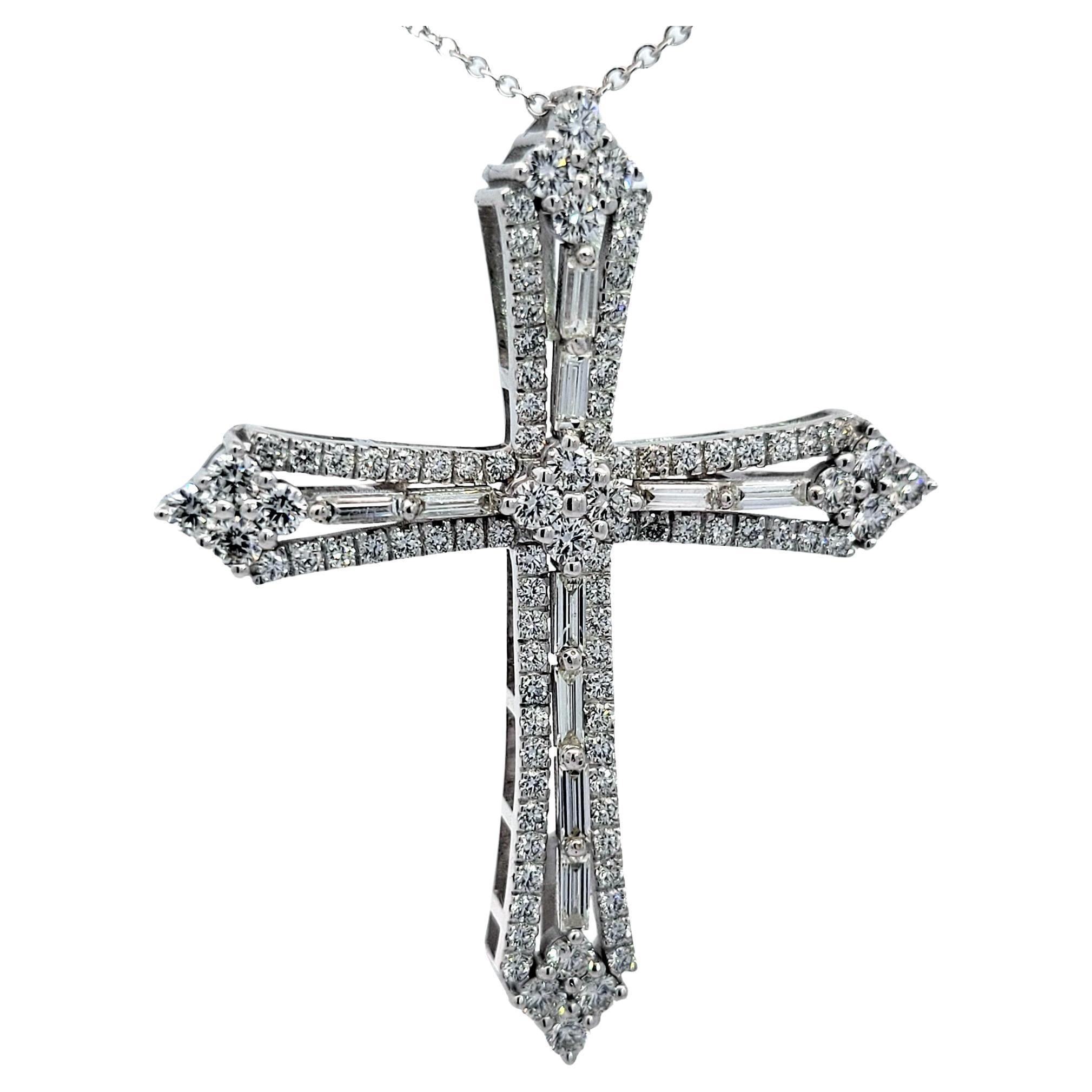Pendentif croix en or 14 carats avec diamant de 2,42 carats en vente