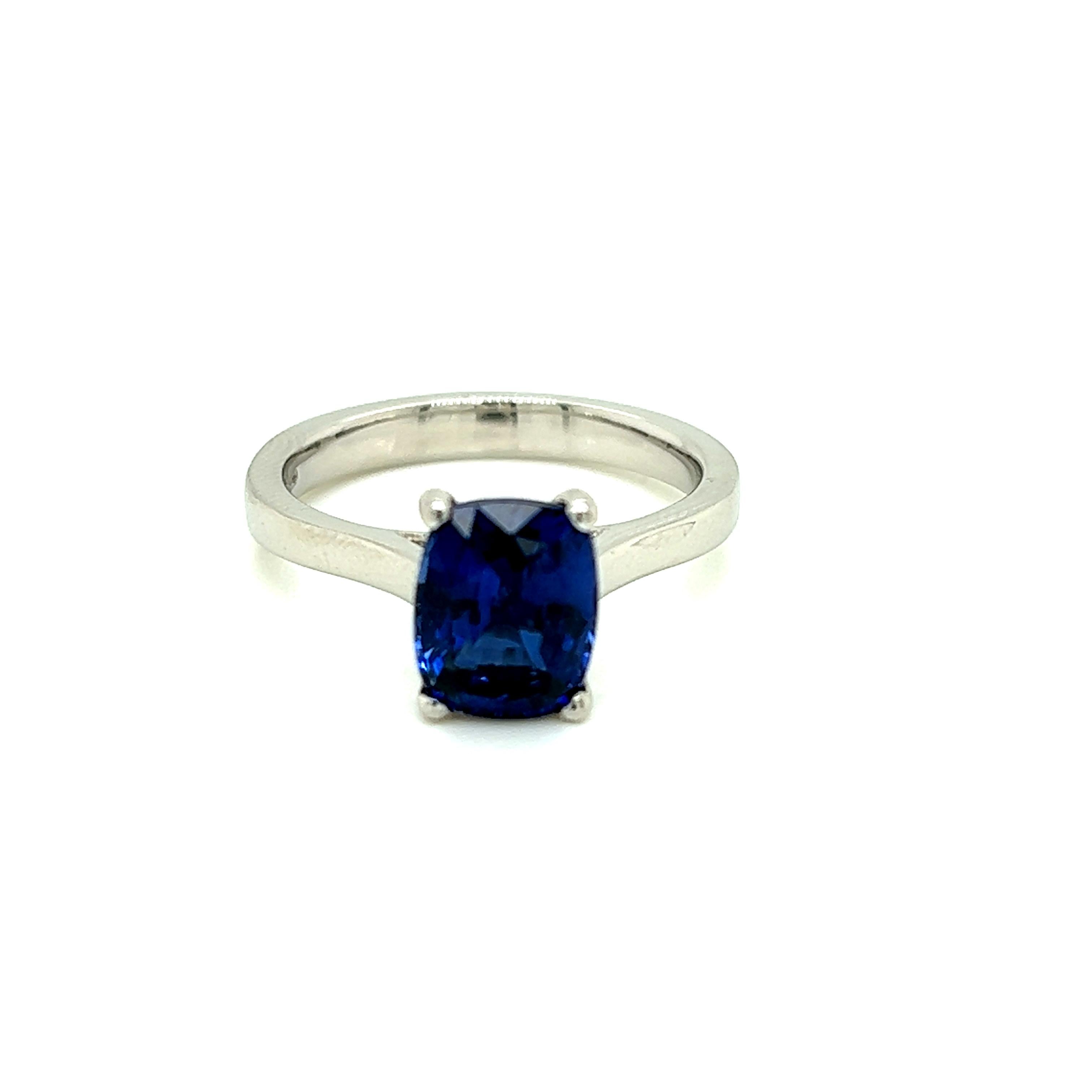 2.42 Carat Cushion cut Blue Sapphire Solitaire Platinum Ring

Cette bague solitaire classique est ornée d'un saphir bleu de 2.42 carat taillé en coussin. Les mots manquent pour décrire le joyau resplendissant de cette bague en platine, serti dans