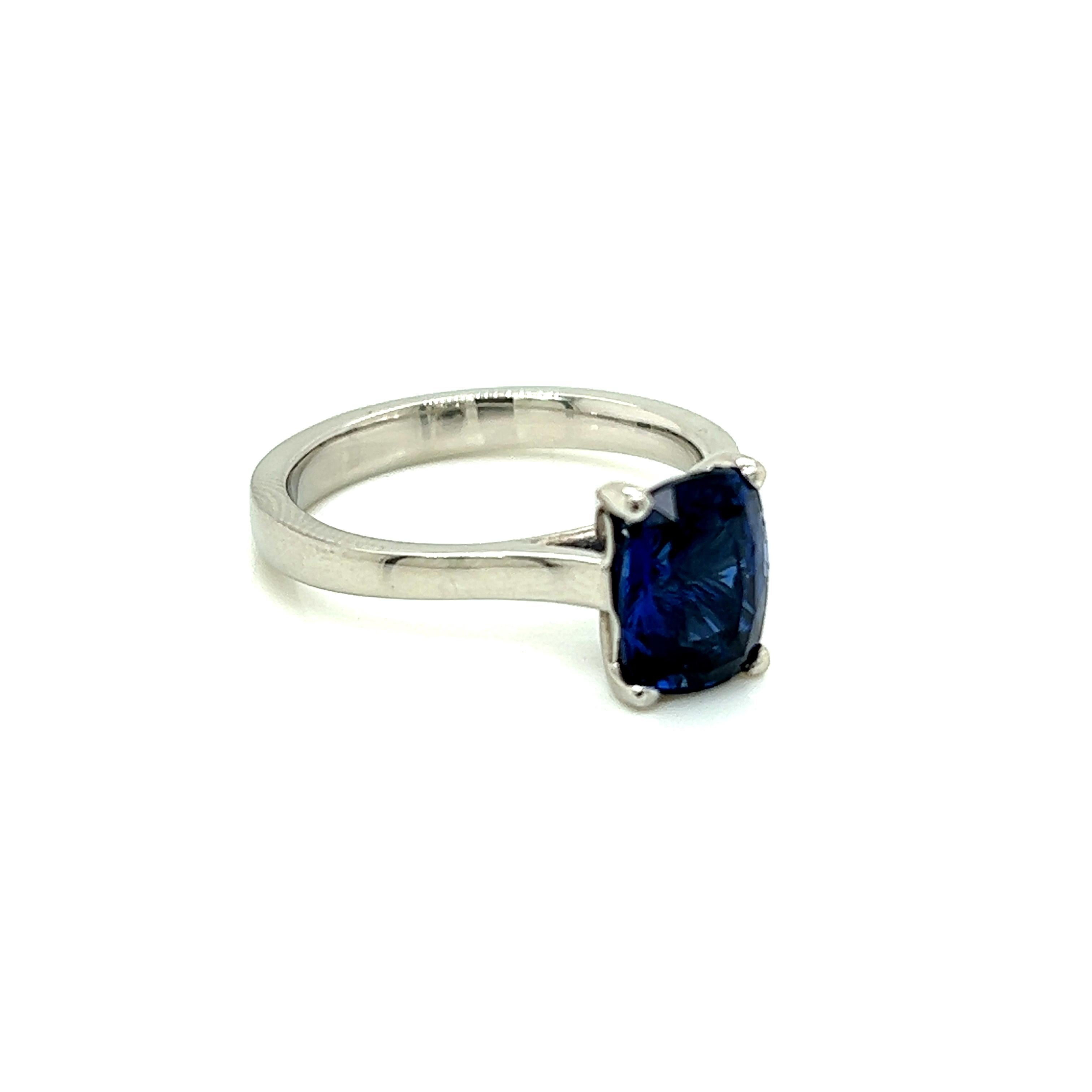 Taille coussin 2.42 Carat Cushion cut Blue Sapphire Solitaire Platinum Ring en vente