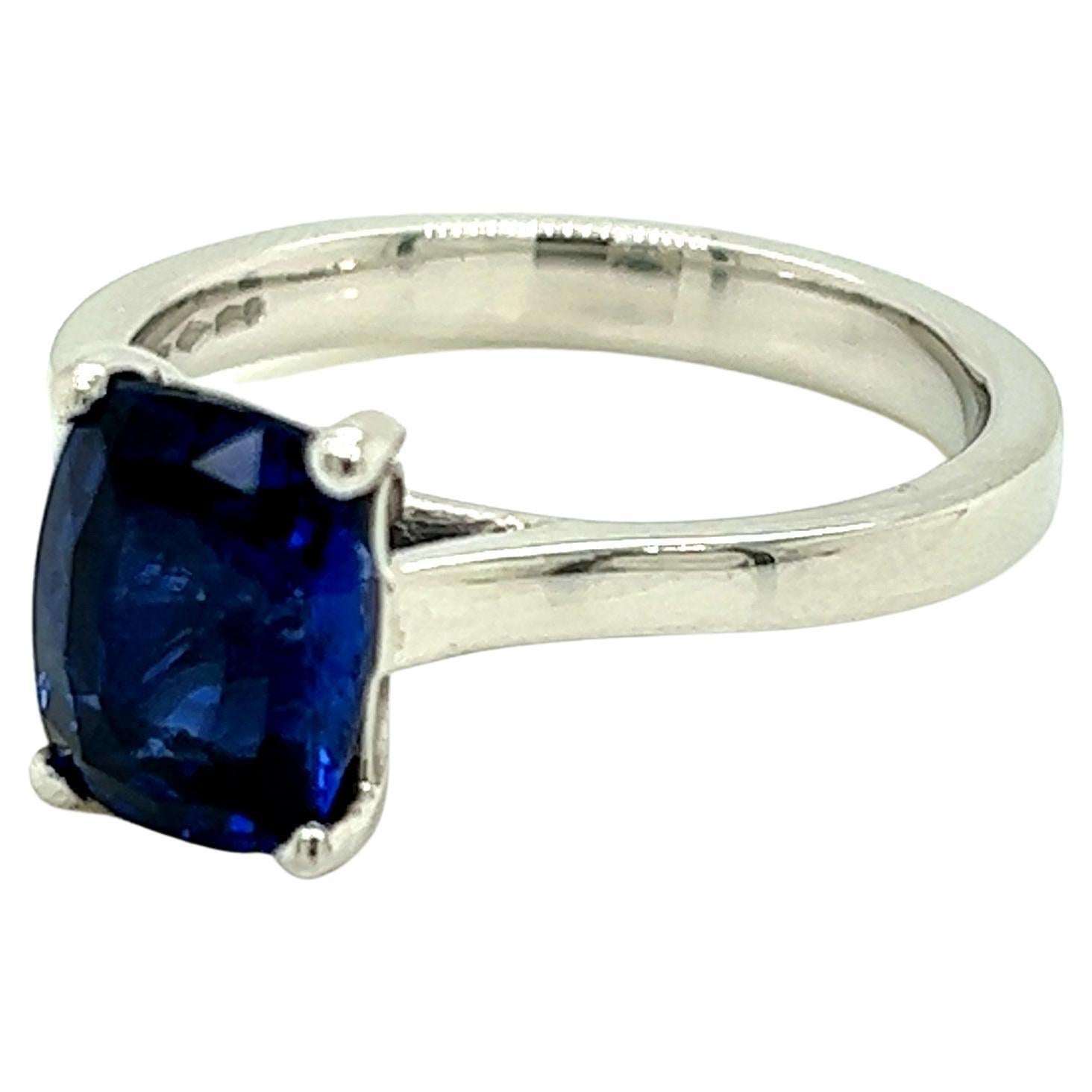 2.42 Carat Cushion cut Blue Sapphire Solitaire Platinum Ring en vente