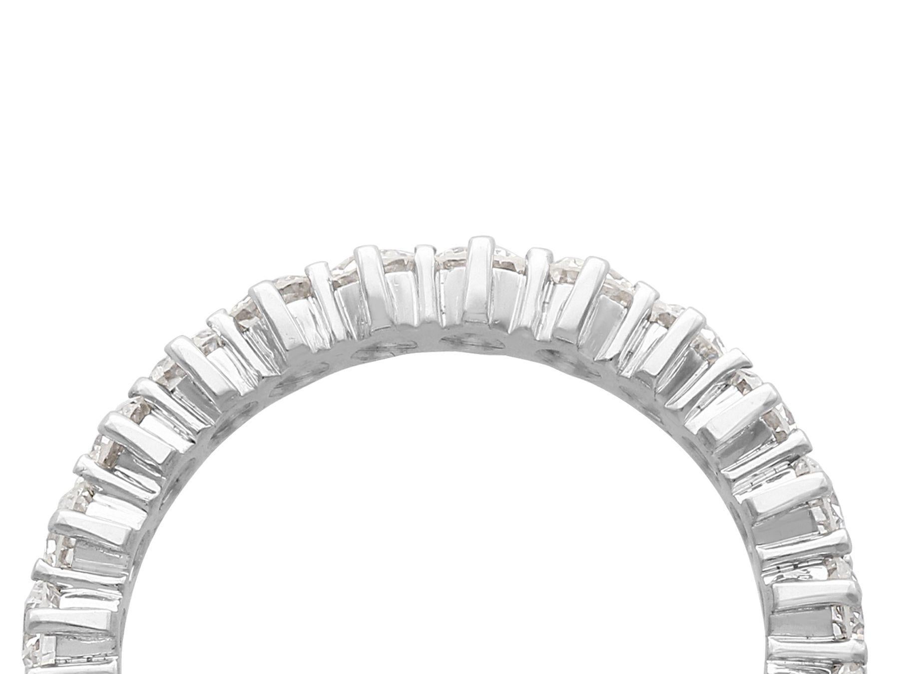 Un impresionante, fino e impresionante anillo de eternidad completo de diamantes de 2,42 quilates y oro blanco de 18 quilates; forma parte de nuestras colecciones de joyería vintage y joyería de herencia.

Este asombroso, fino e impresionante anillo