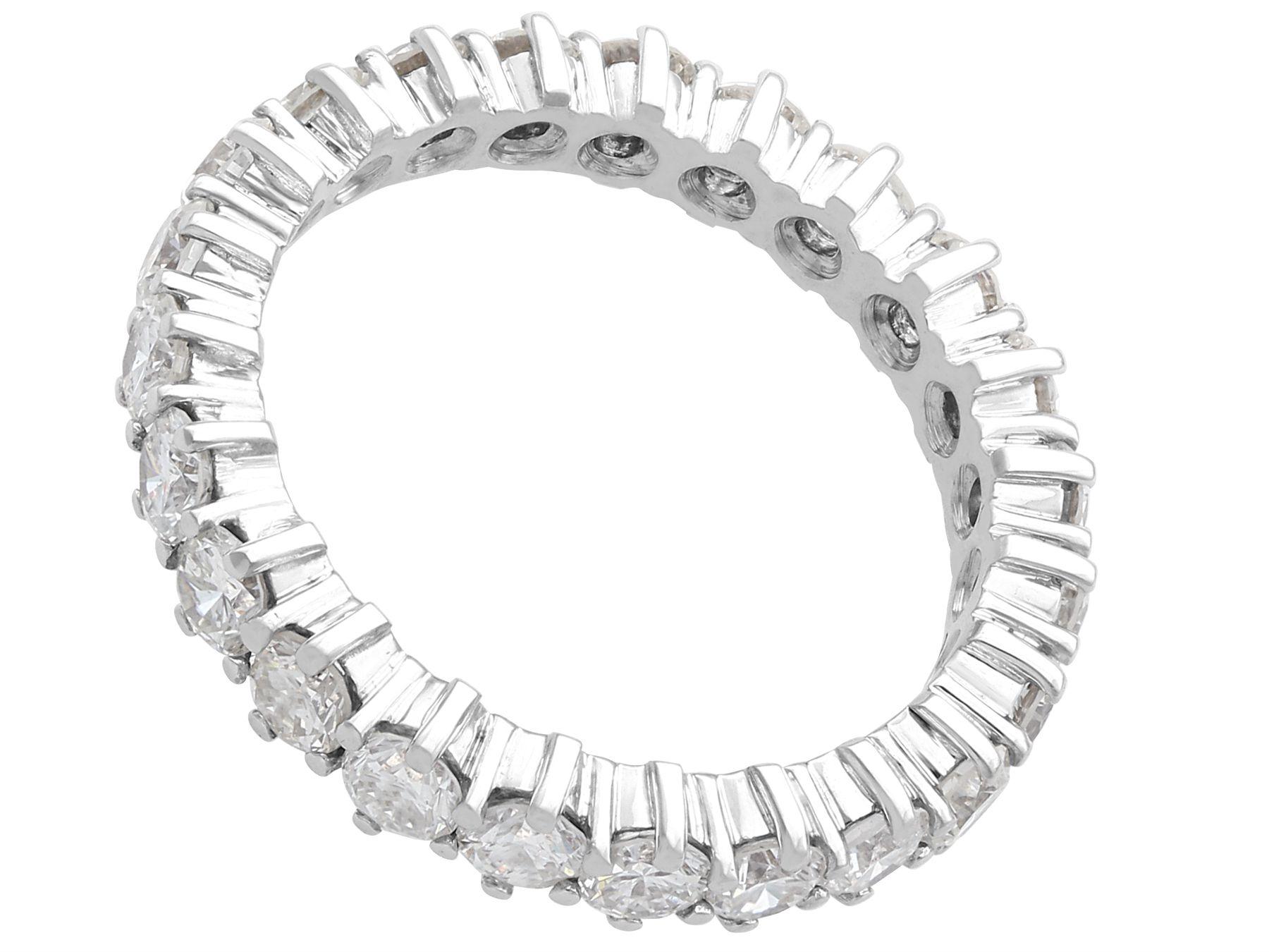 Taille ronde Bague d'éternité vintage en or blanc et diamants 2,42 carats en vente