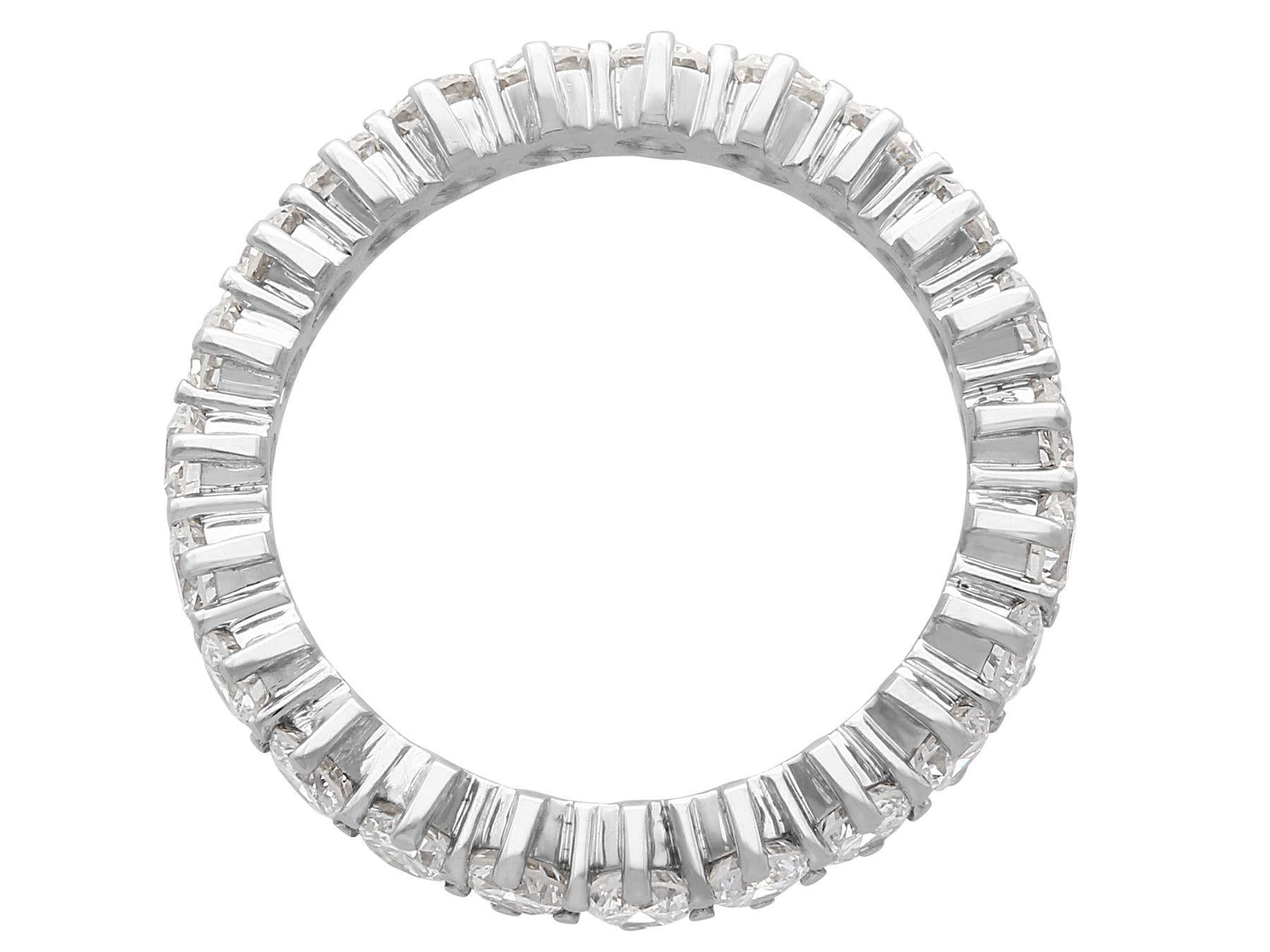 Femenino o masculino Anillo de eternidad vintage de oro blanco y diamantes de 2.42 quilates en venta